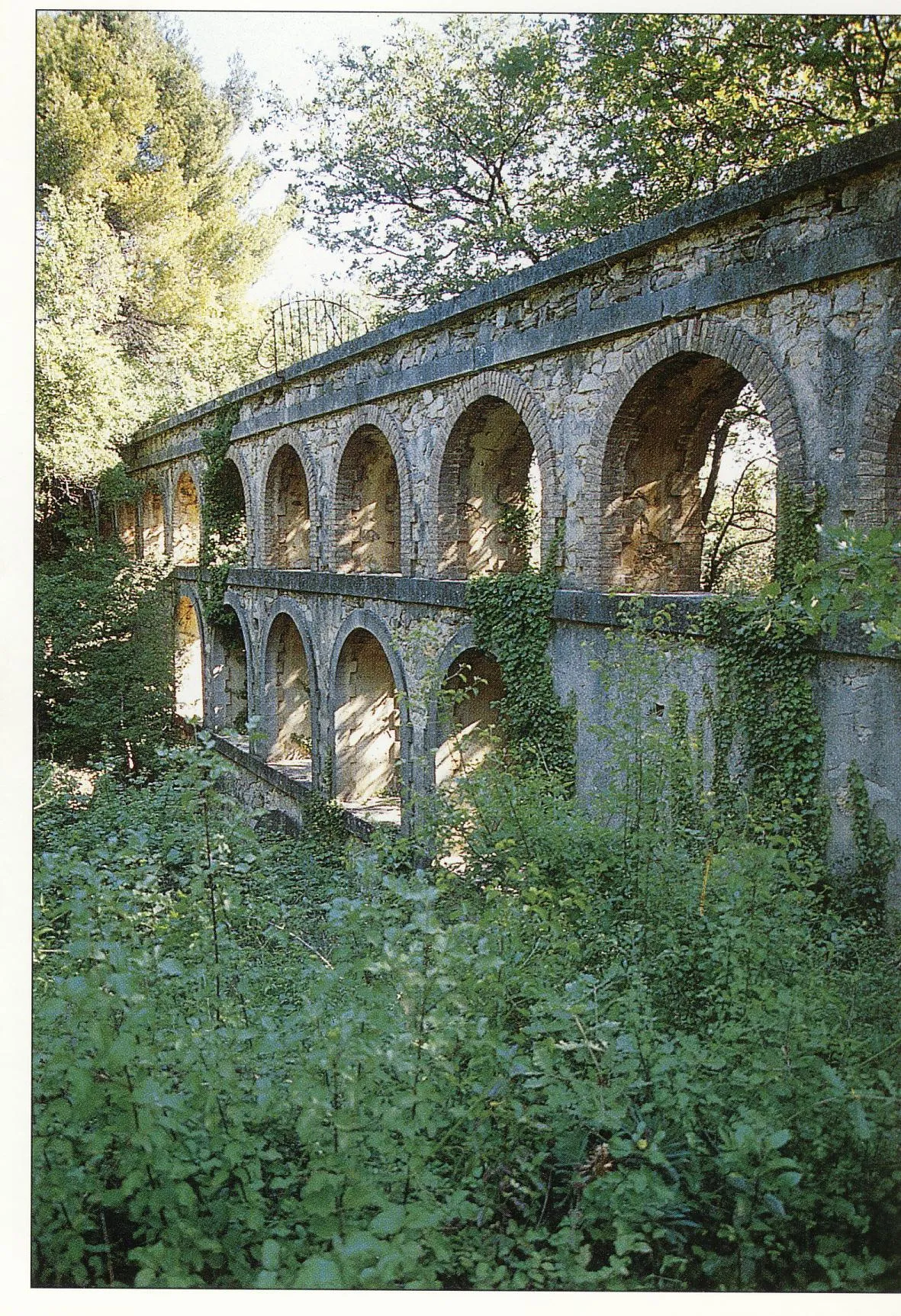 Photo showing: Laudun-l'Ardoise (Gard - France) - L'aqueduc de Balouvière