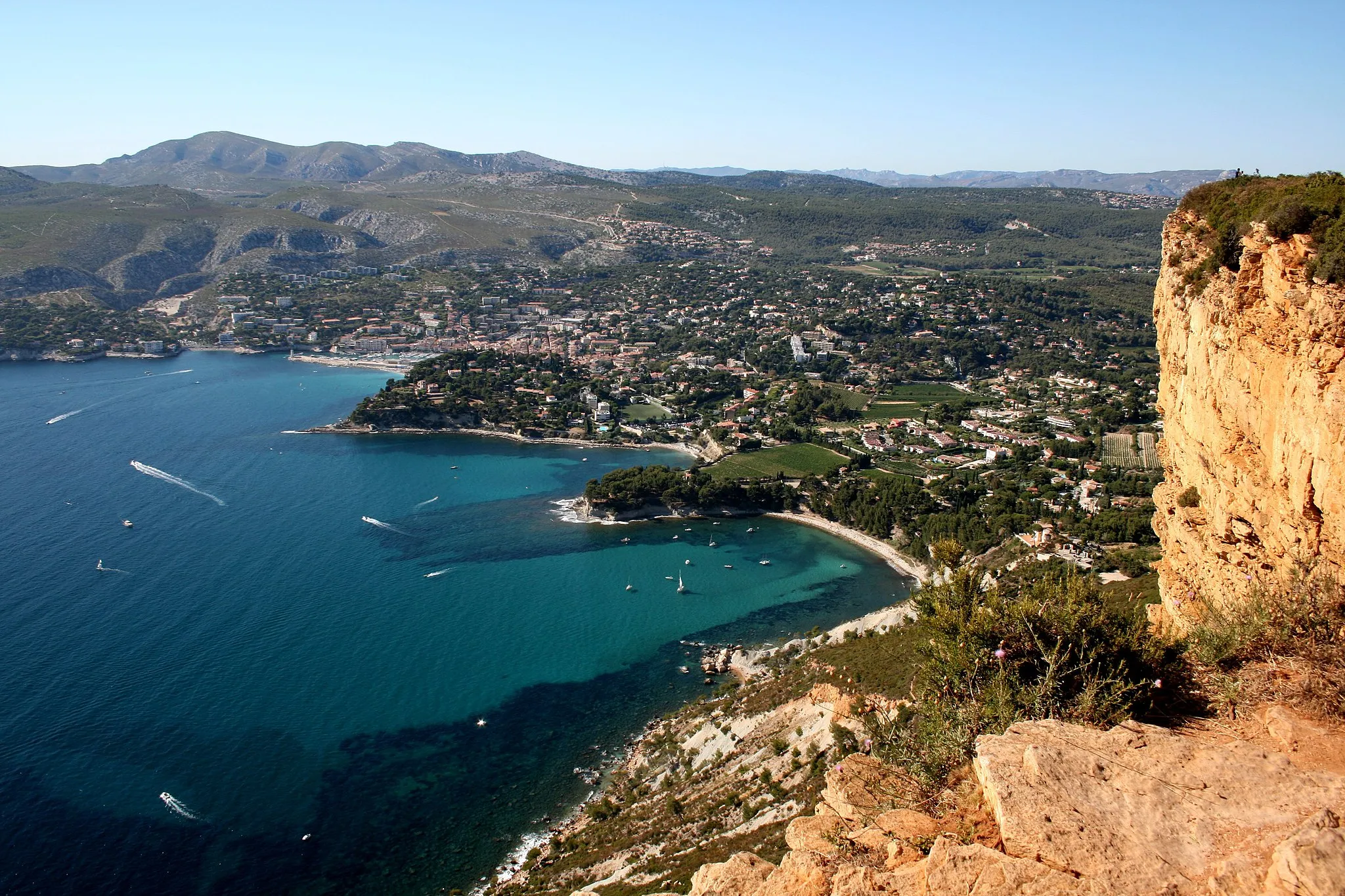 Photo showing: Cassis, a city in southern France, seen from the cliffs