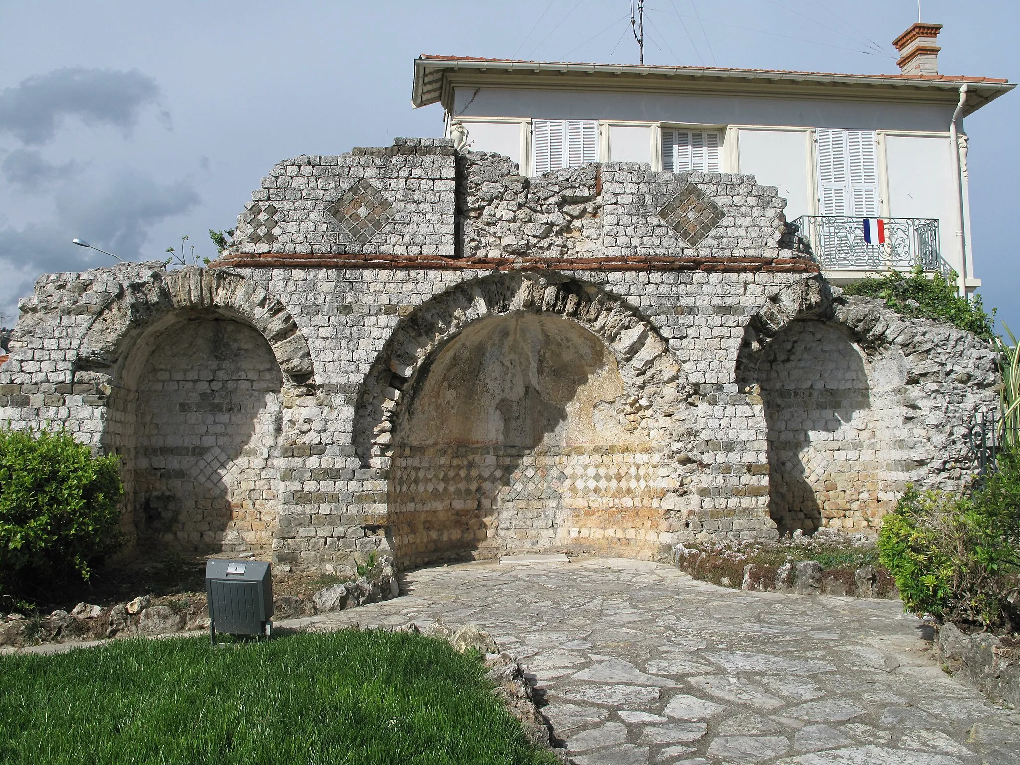 Photo showing: Mausoleum of Lumone in Roquebrune (Alpes-Maritimes, France). Near the ancient roman road Via Julia Augusta.