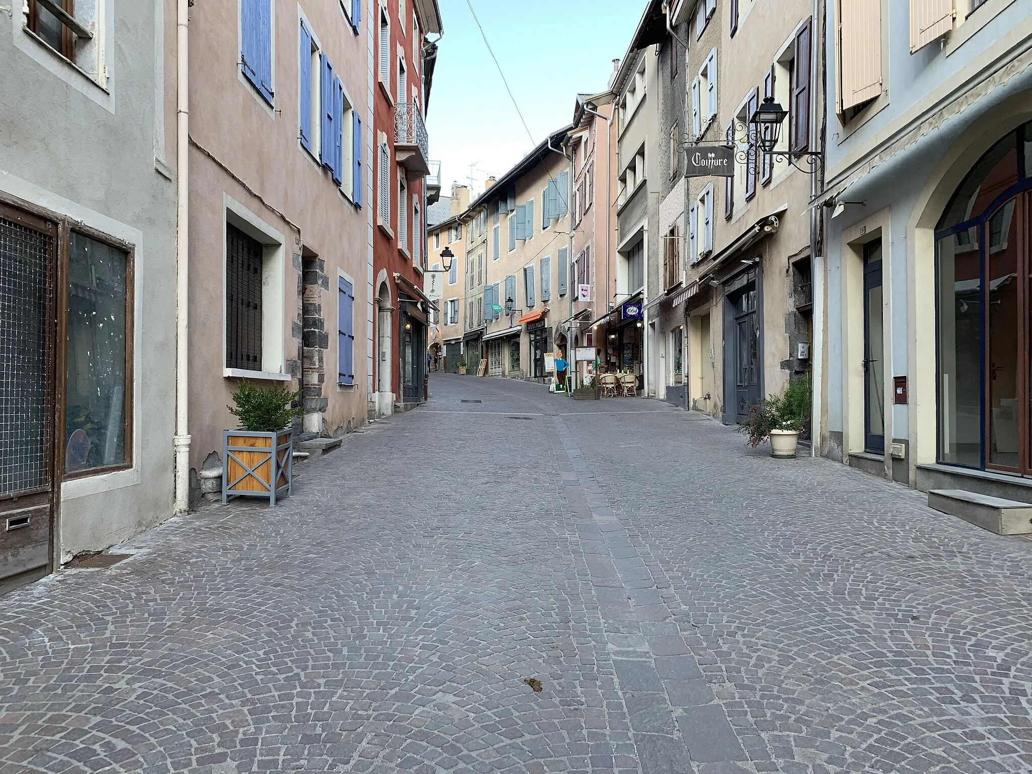 Photo showing: Rue de la Liberté (Embrun) en fin de soirée (juillet 2019).