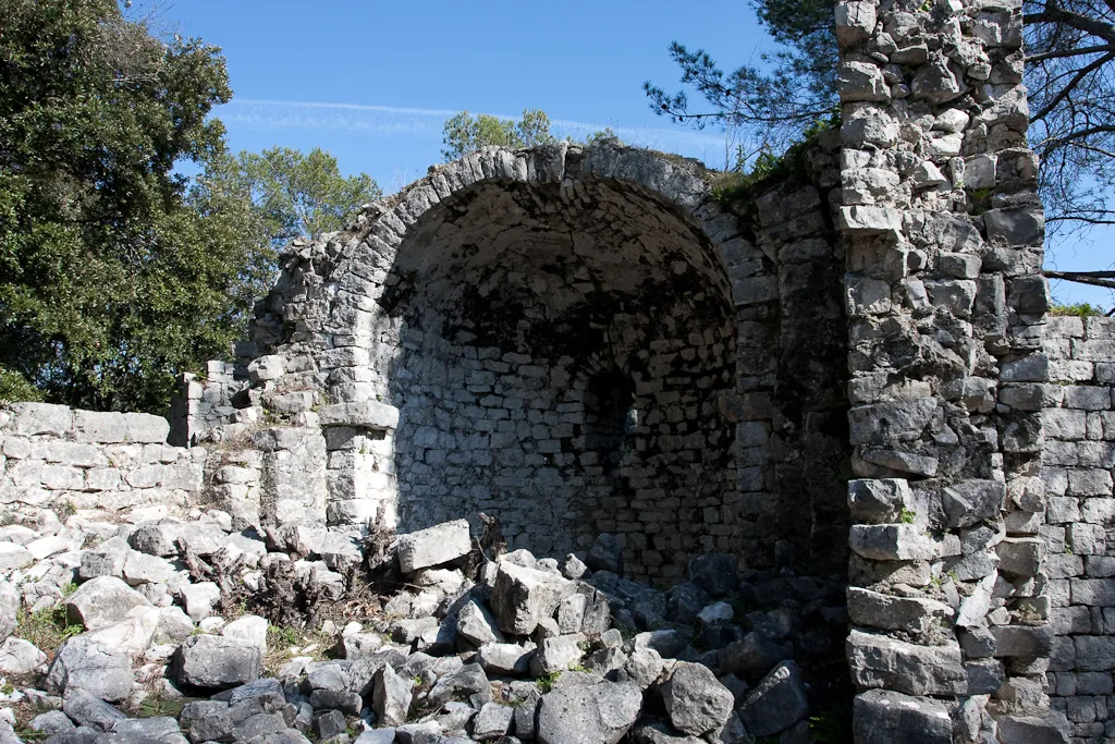 Photo showing: Ruines du Chateau de Roquefort vers Roquefort-les-Pins. Ici les restes d'une église.