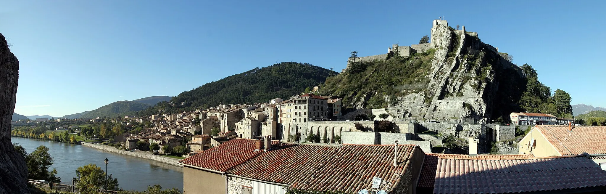 Photo showing: Die Zitadelle von Sisteron (Frankreich). Mit Hugin aus 4 Einzelaufnahmen zusammengesetzt. Horizontaler Bildwinkel: ca. 130°.