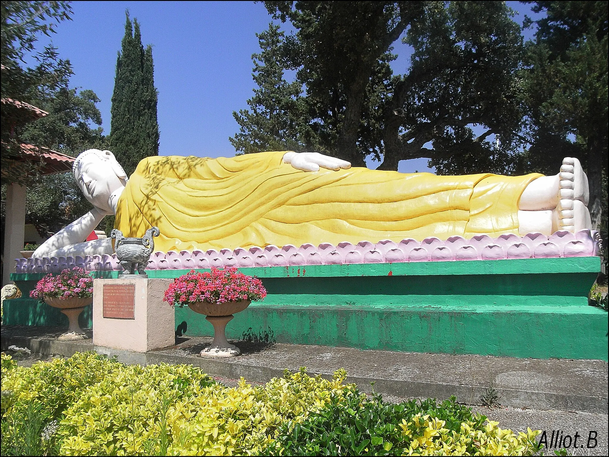 Photo showing: Bouddha entré au Nirvana en position couchée de neuf mètres de long.