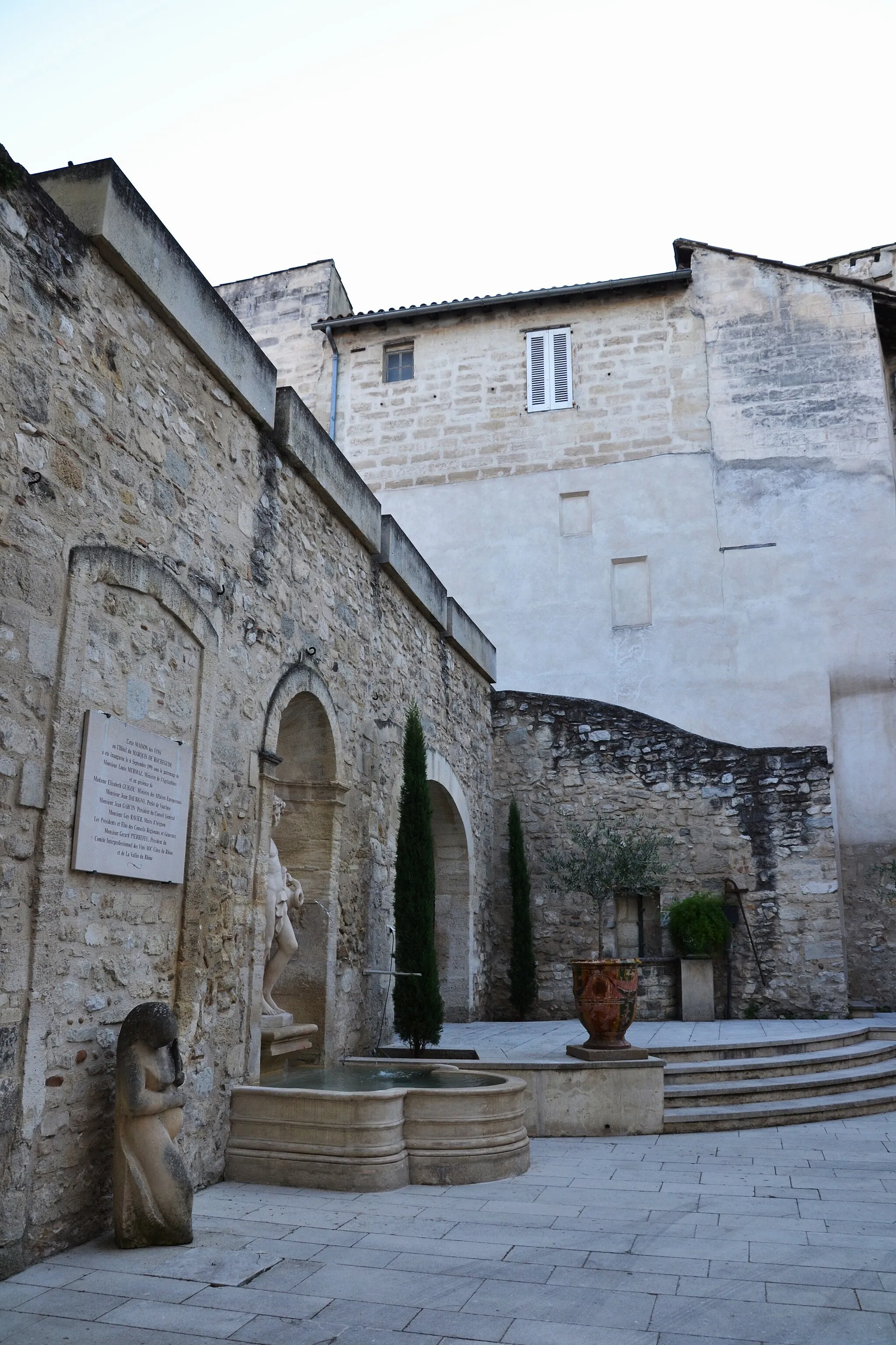 Photo showing: This building is indexed in the base Mérimée, a database of architectural heritage maintained by the French Ministry of Culture, under the reference PA00081872 .