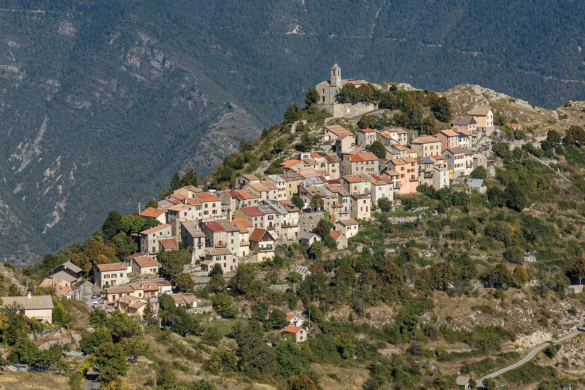 Photo showing: Village d'Ilonse (Alpes Maritimes, France), photographié depuis l'ouest