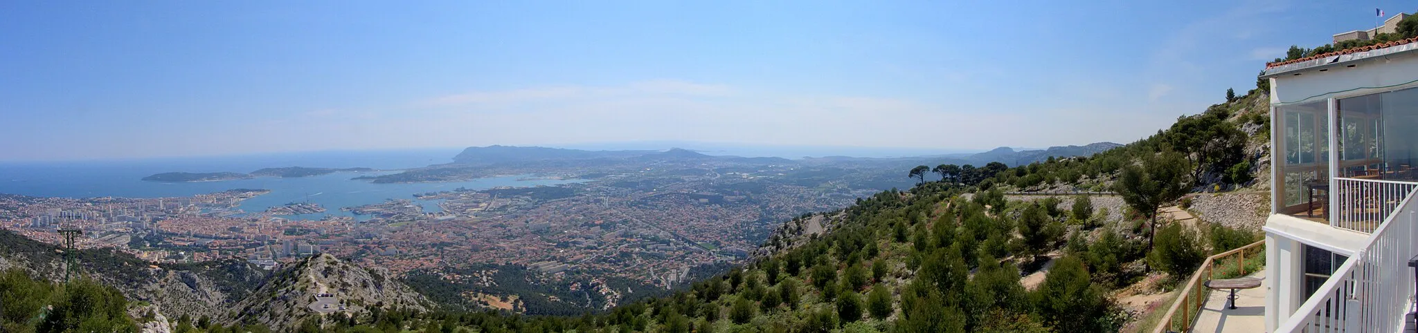 Photo showing: HDR-based Panorama of Toulon, taken from the arrival of the cable cabin of the Faron.