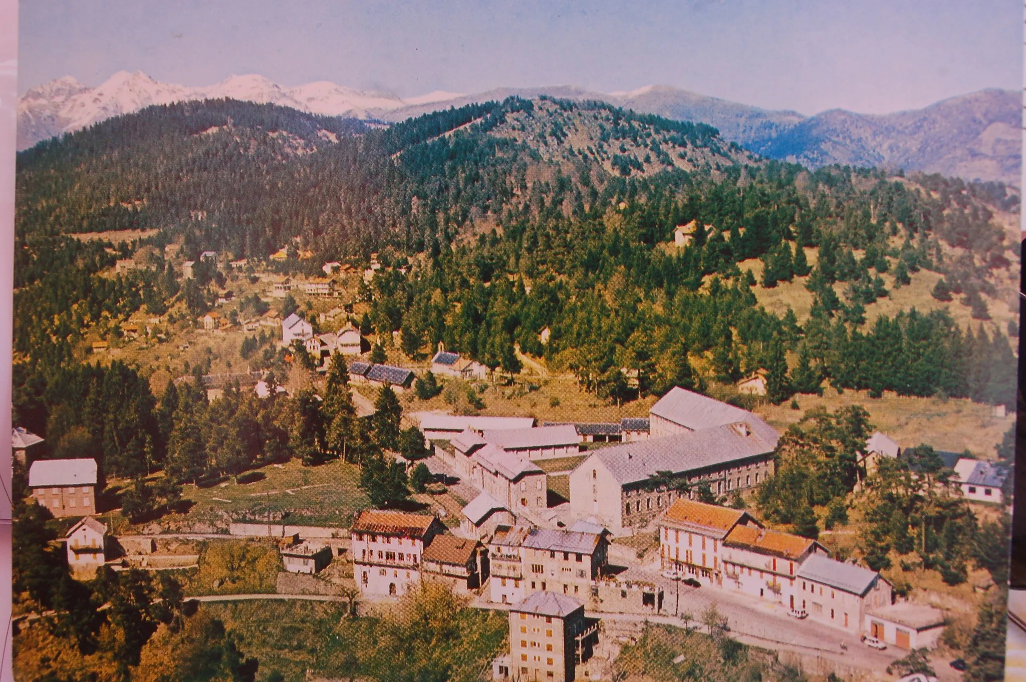 Photo showing: Vue aérienne de l'entrée du village (années 1960)