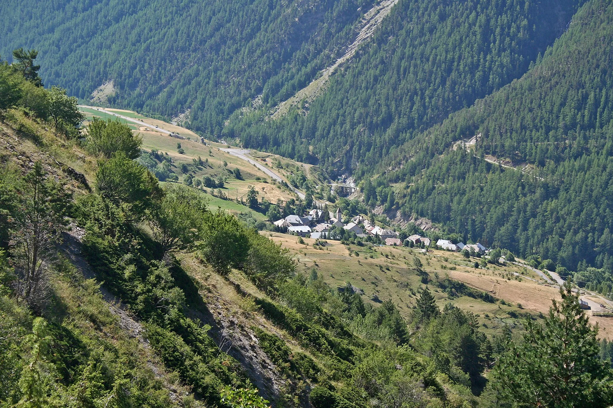 Photo showing: The village of Meyronnes, in the Ubayette valley. Alpes-de-Haute-Provence département, France.