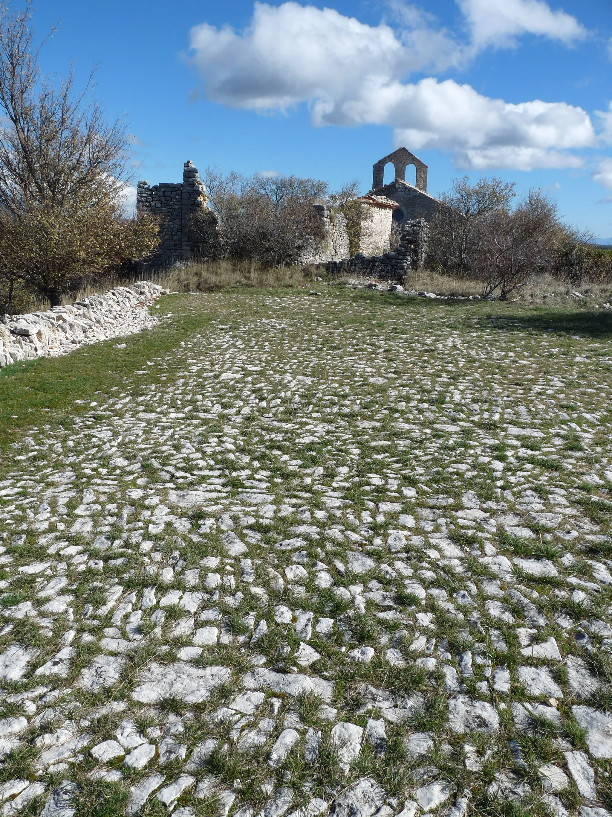 Photo showing: Aire de battage caladée du Haut Montsalier (village abandonné)