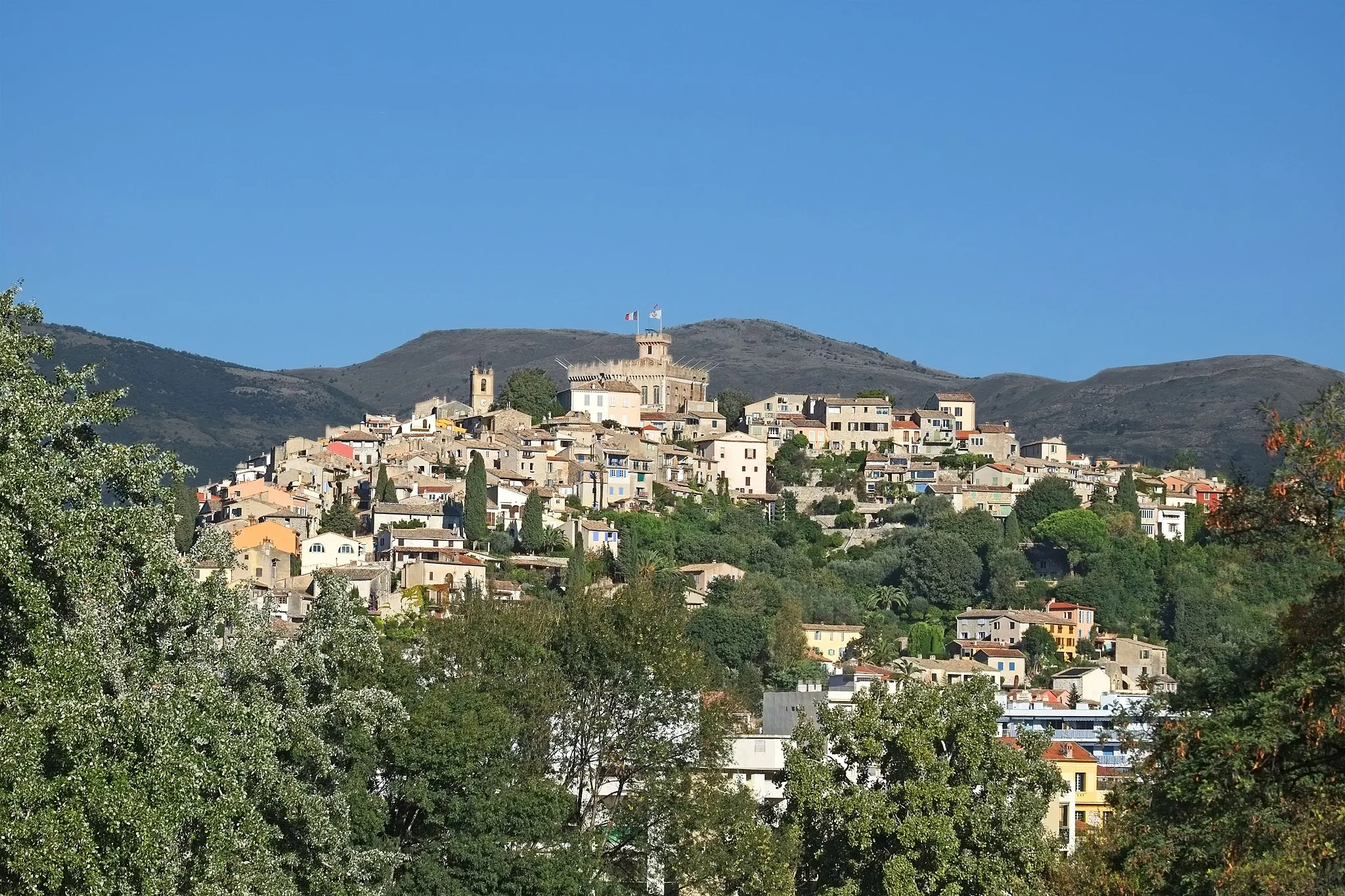 Photo showing: Vue du Haut de Cagnes depuis l’hippodrome au début de l’automne.