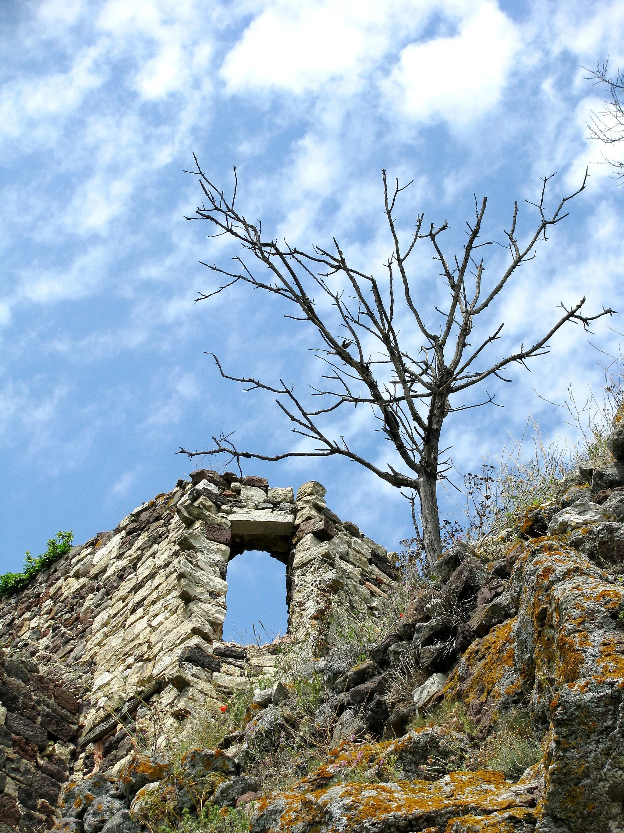 Photo showing: A picture of the castle ruins in Évenos in the Var department of the Provence-Alpes-Côte d'Azur region of France.