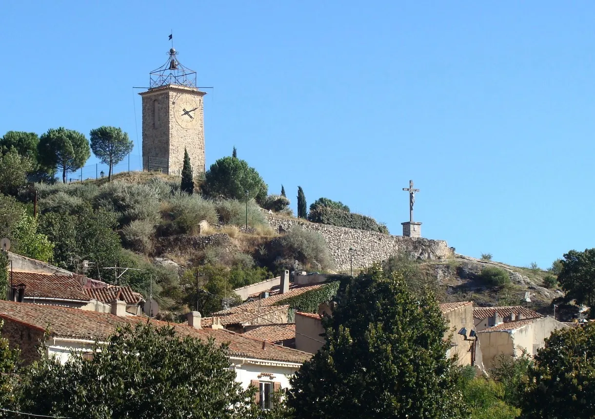 Photo showing: Le Beffroi de Roquevaire et son campanile, dominant les vieilles maison du bourg.