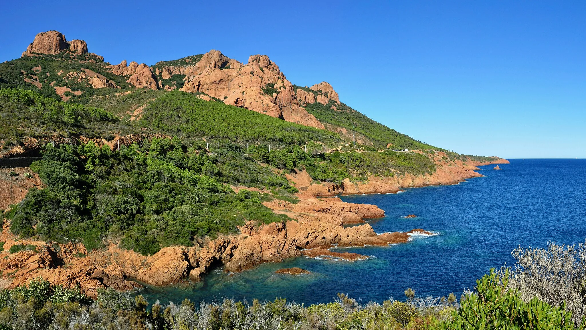Photo showing: The calanque (cliff bay) of Petit Caneiret, in Anthéor near Saint-Raphaël, which can be found at the foot of the Massif de l’Esterel in the French Riviera (Var, Provence-Alpes-Côte d’Azur, France).