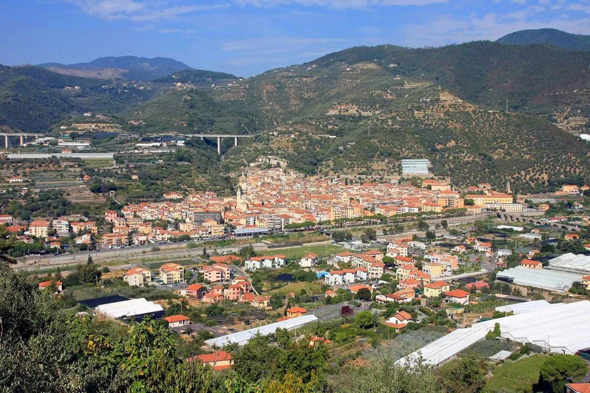 Photo showing: Panorama di Taggia dalla strada per Castellaro