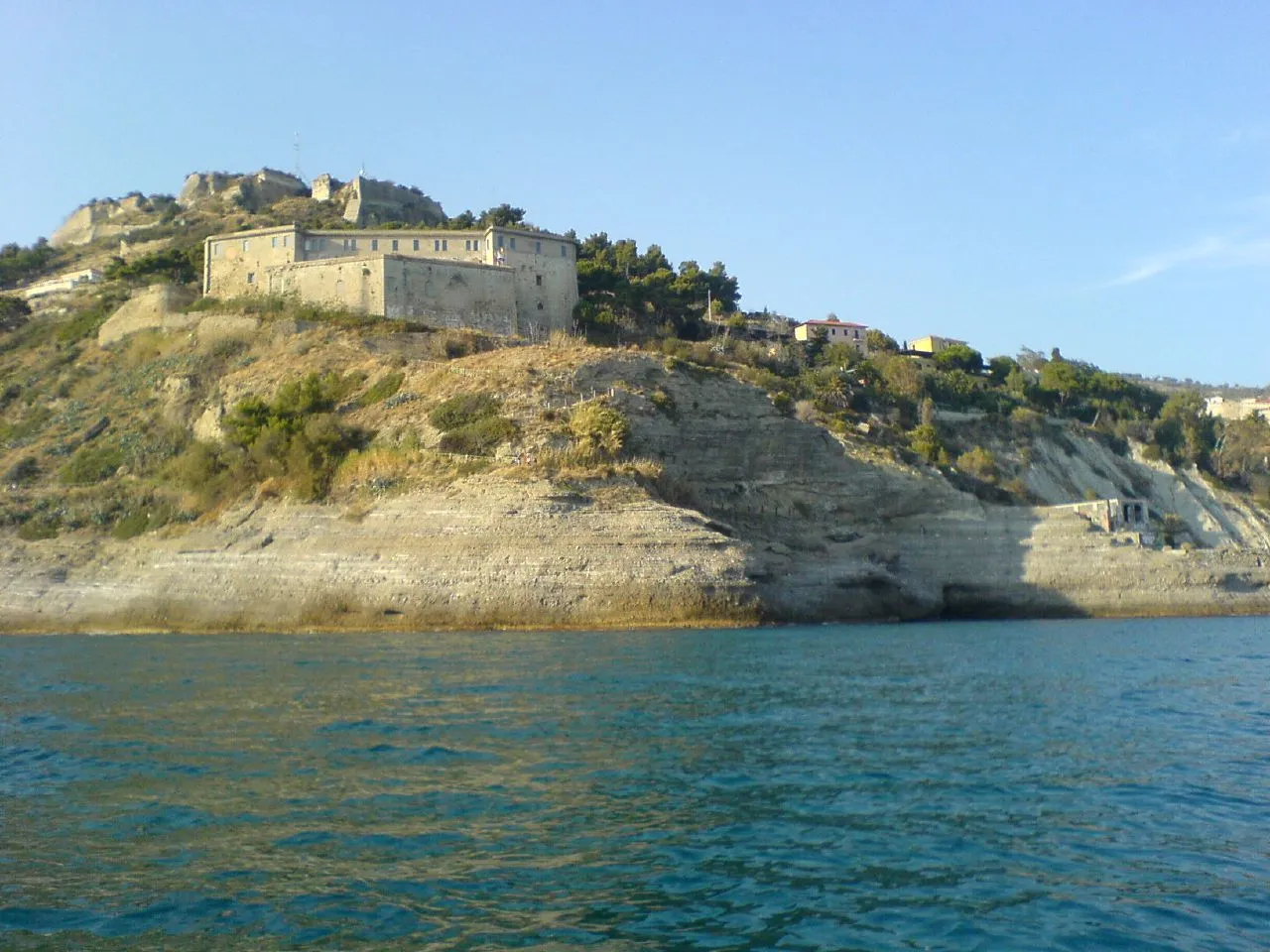 Photo showing: La Fortezza dell'Annunciata vista dal mare sul littorale di Ventimiglia, Italia.