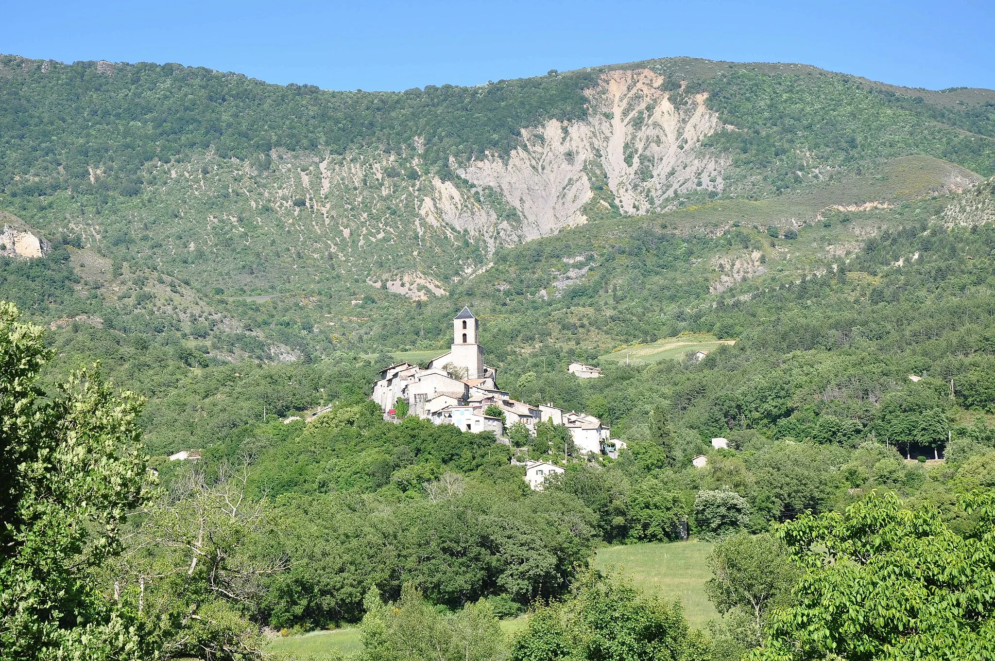 Photo showing: Thoard et le sommet de la Bigue (le Siron)