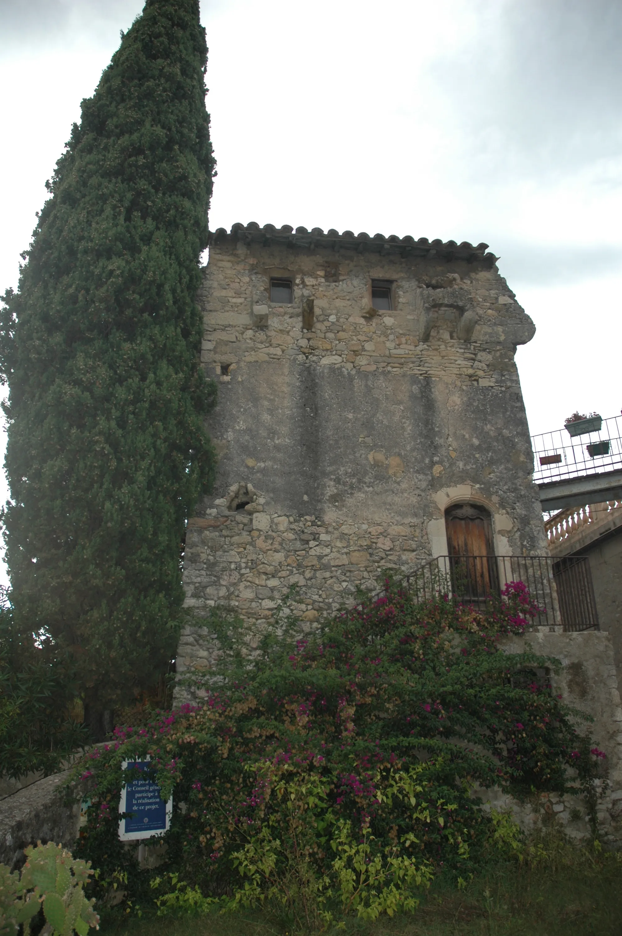 Photo showing: This building is inscrit au titre des monuments historiques de la France. It is indexed in the base Mérimée, a database of architectural heritage maintained by the French Ministry of Culture, under the reference PA00080699 .