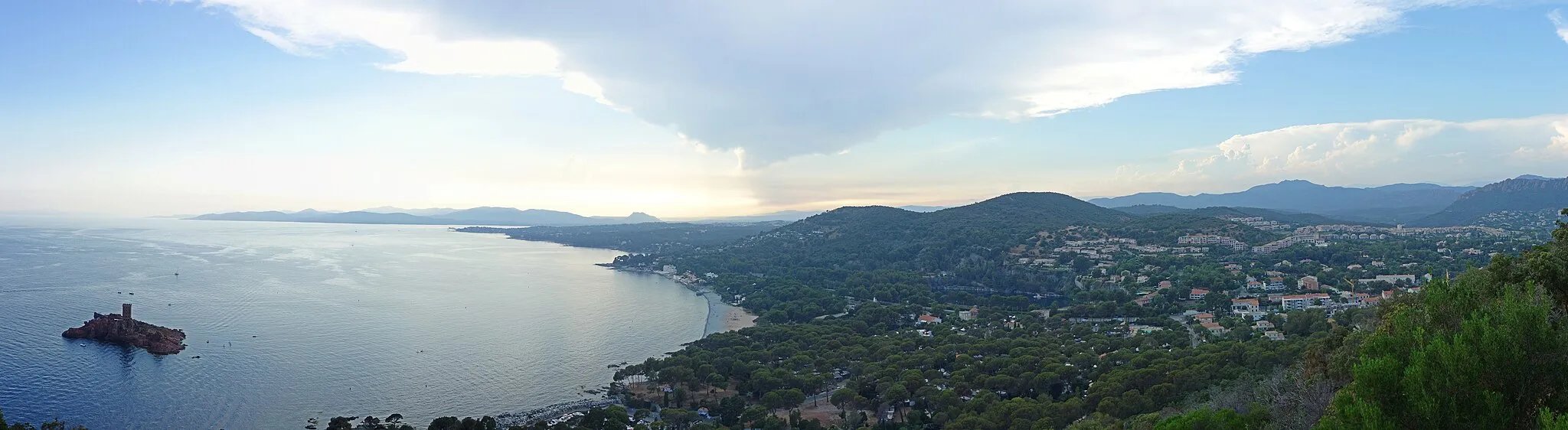 Photo showing: The western part of Saint-Raphaël as seen from Cap Dramont. On the left, the Île d'Or can be seen.
