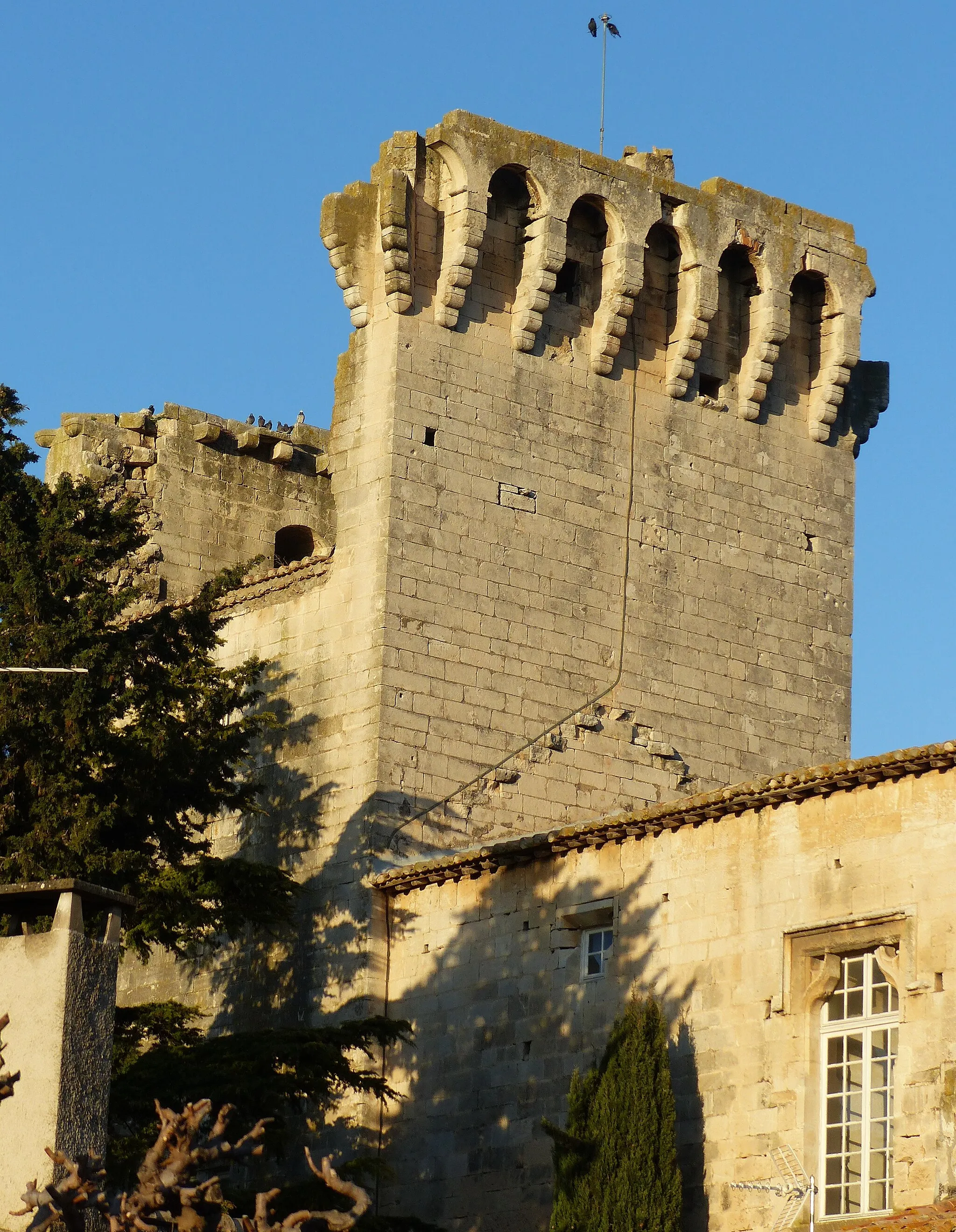 Photo showing: Fontvieille (Alpilles, Bouches-du-Rhône, France), tour et manoir dits "des Abbés" en référence aux abbés de Montmajour dont Fontvieille était le fief.