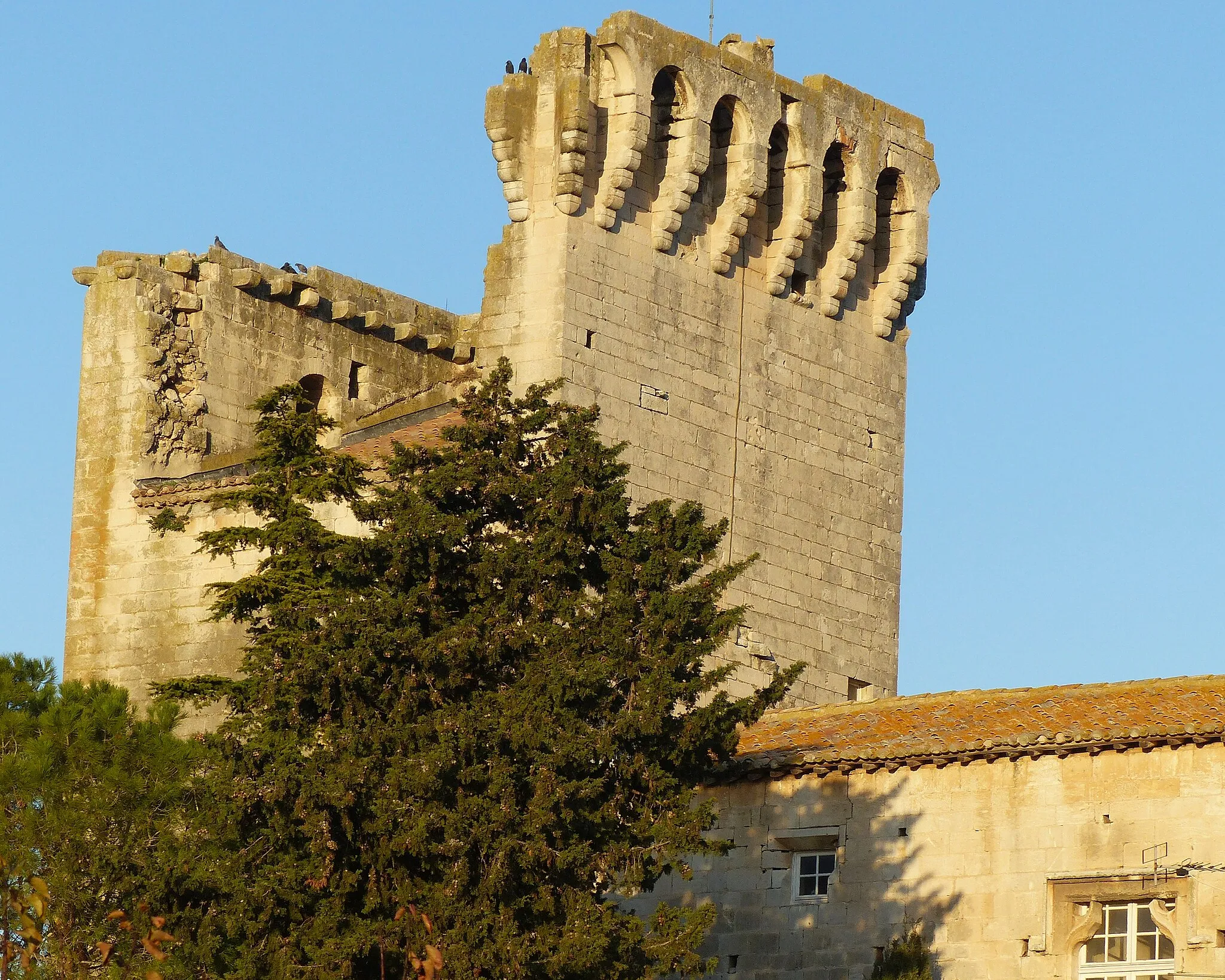 Photo showing: Fontvieille (Alpilles, Bouches-du-Rhône, France), tour et manoir dits "des Abbés" en référence aux abbés de Montmajour dont Fontvieille était le fief.