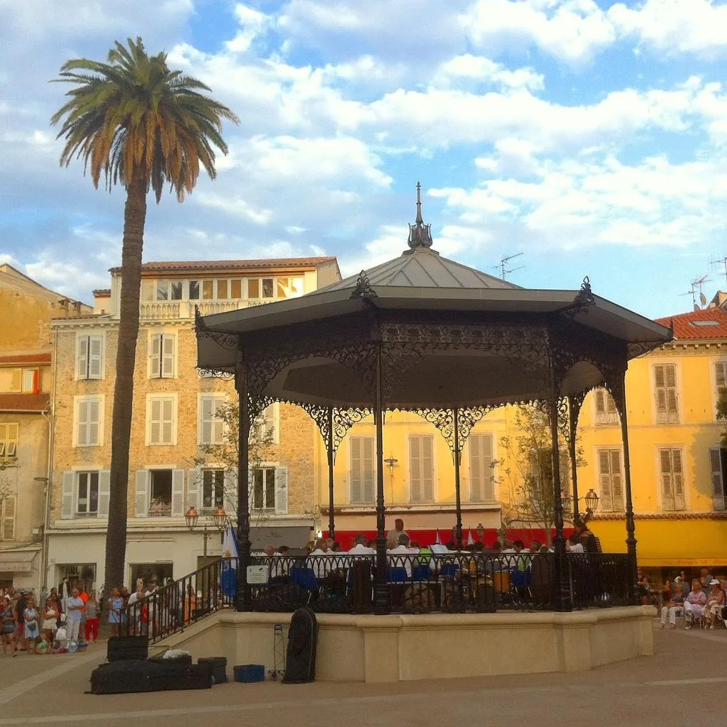 Photo showing: Antibes le kiosque