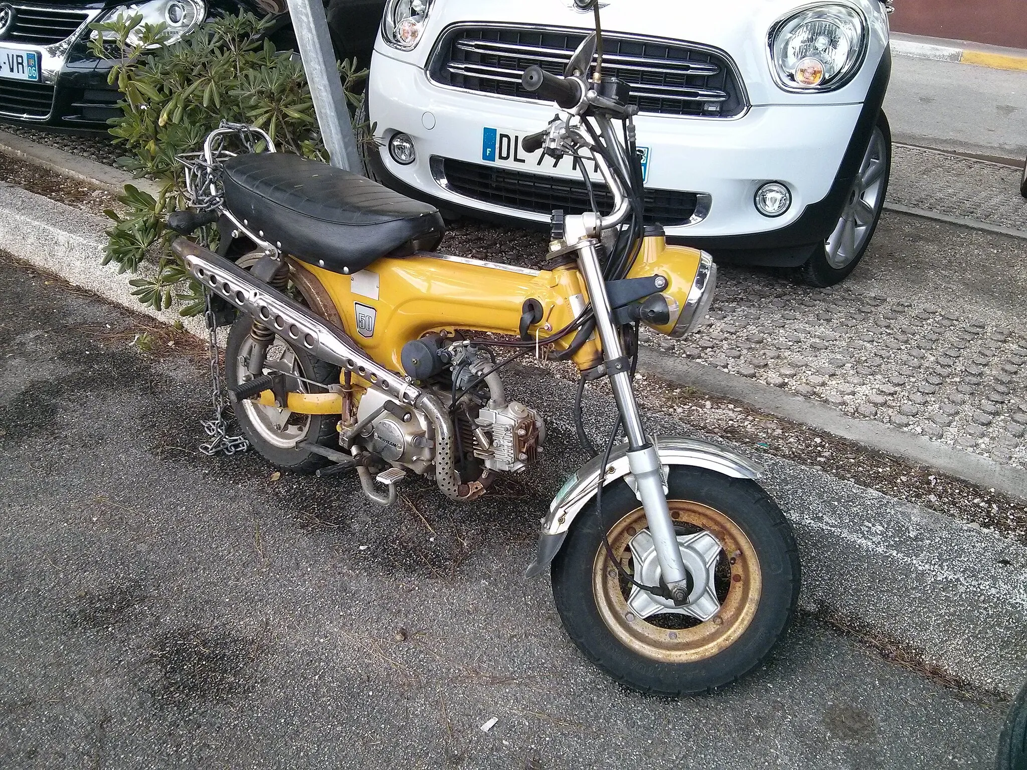 Photo showing: Yellow motorbike Newteam.