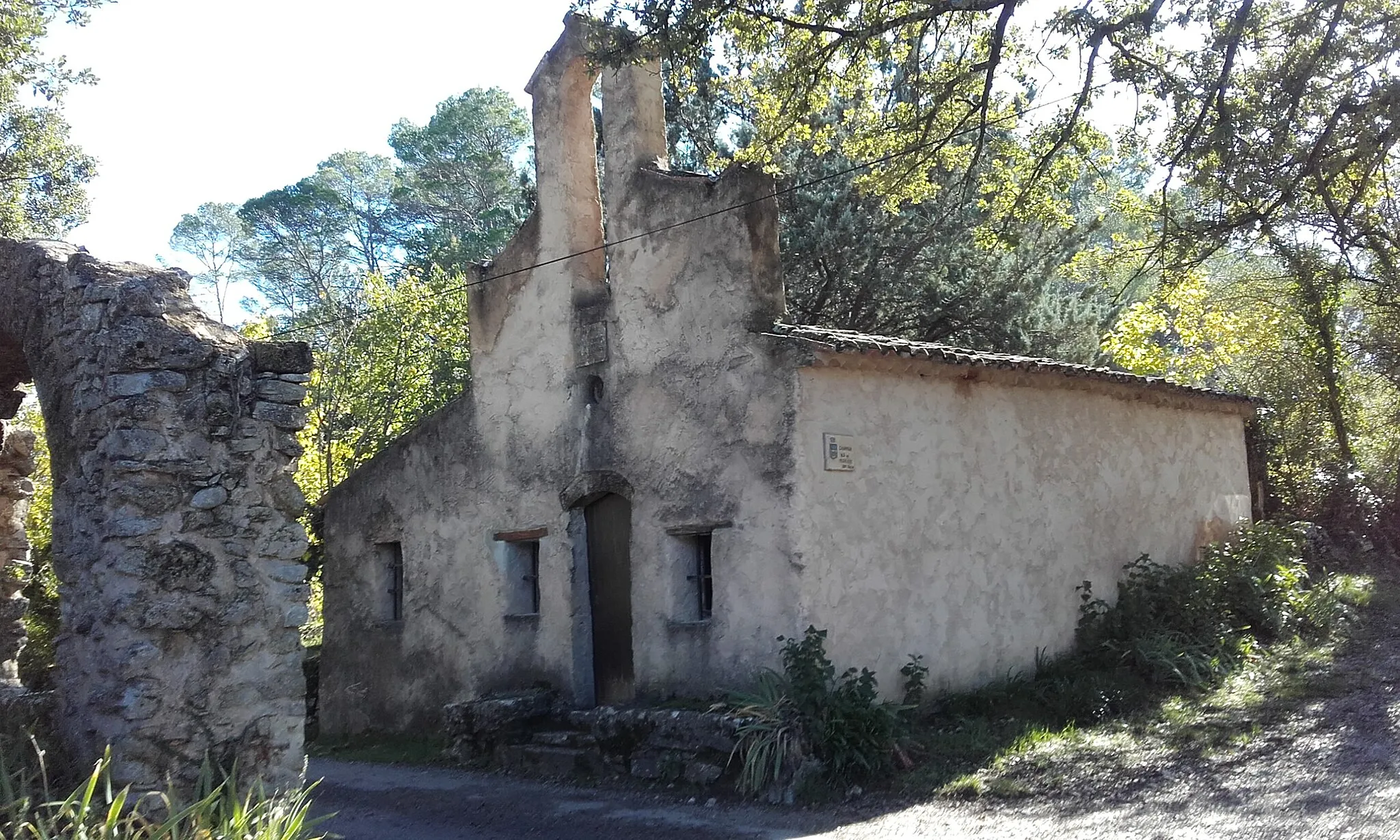 Photo showing: Var, Lorgues, Chapelle Notre-Dame de Florieye. 1802 chemin des Pailles, XIIIe siècle.
Les Amis de Saint Ferreol et du Vieux Lorgues, 1976