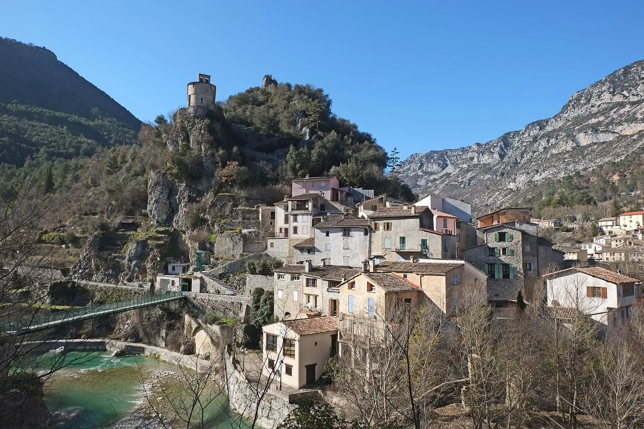Photo showing: Vue du village de Roquestéron-Grasse et de l'Estéron depuis la route de Nice.