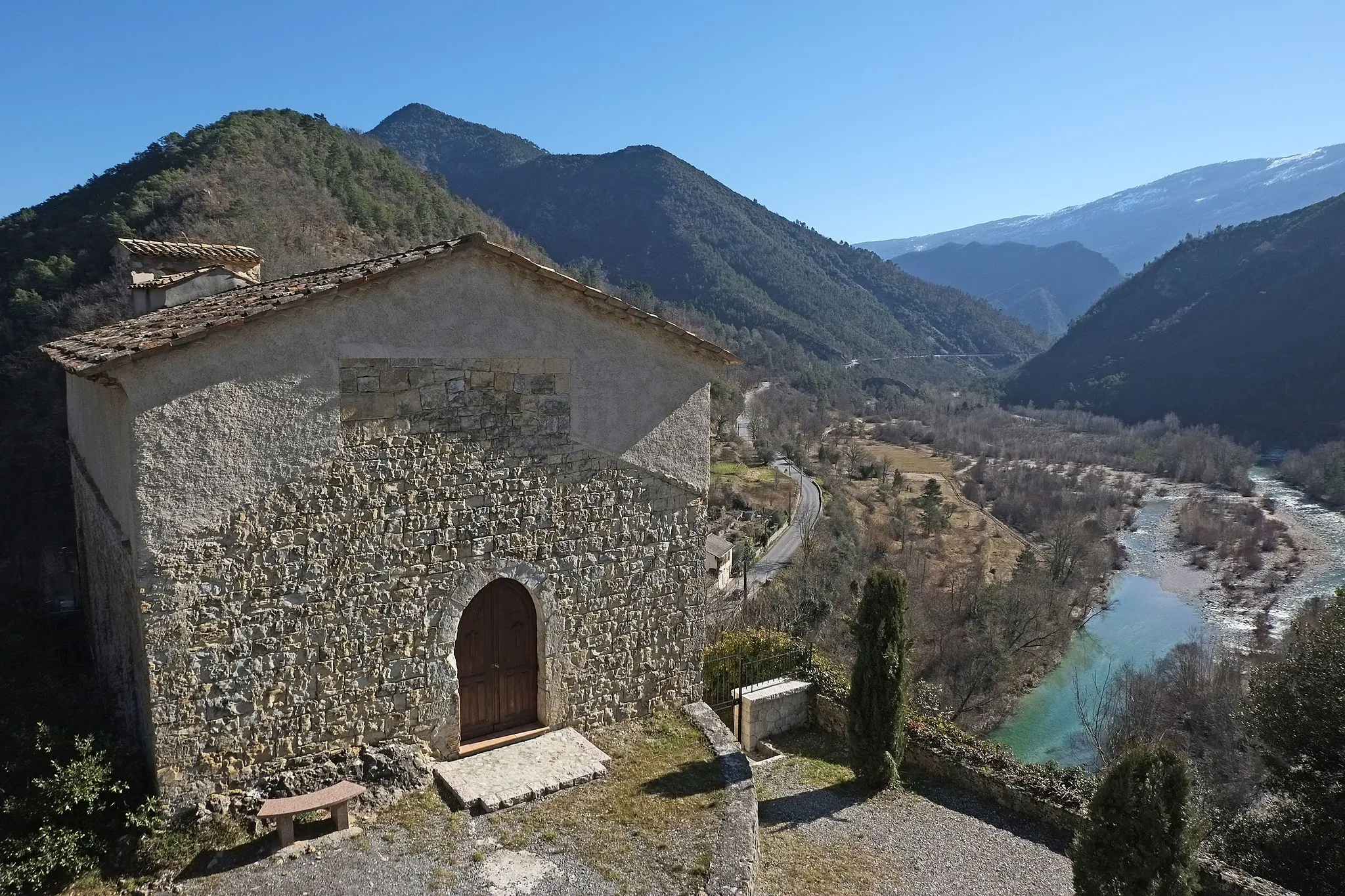 Photo showing: L'église Sainte-Pétronille de Roquestéron-Grasse et l'Estéron.