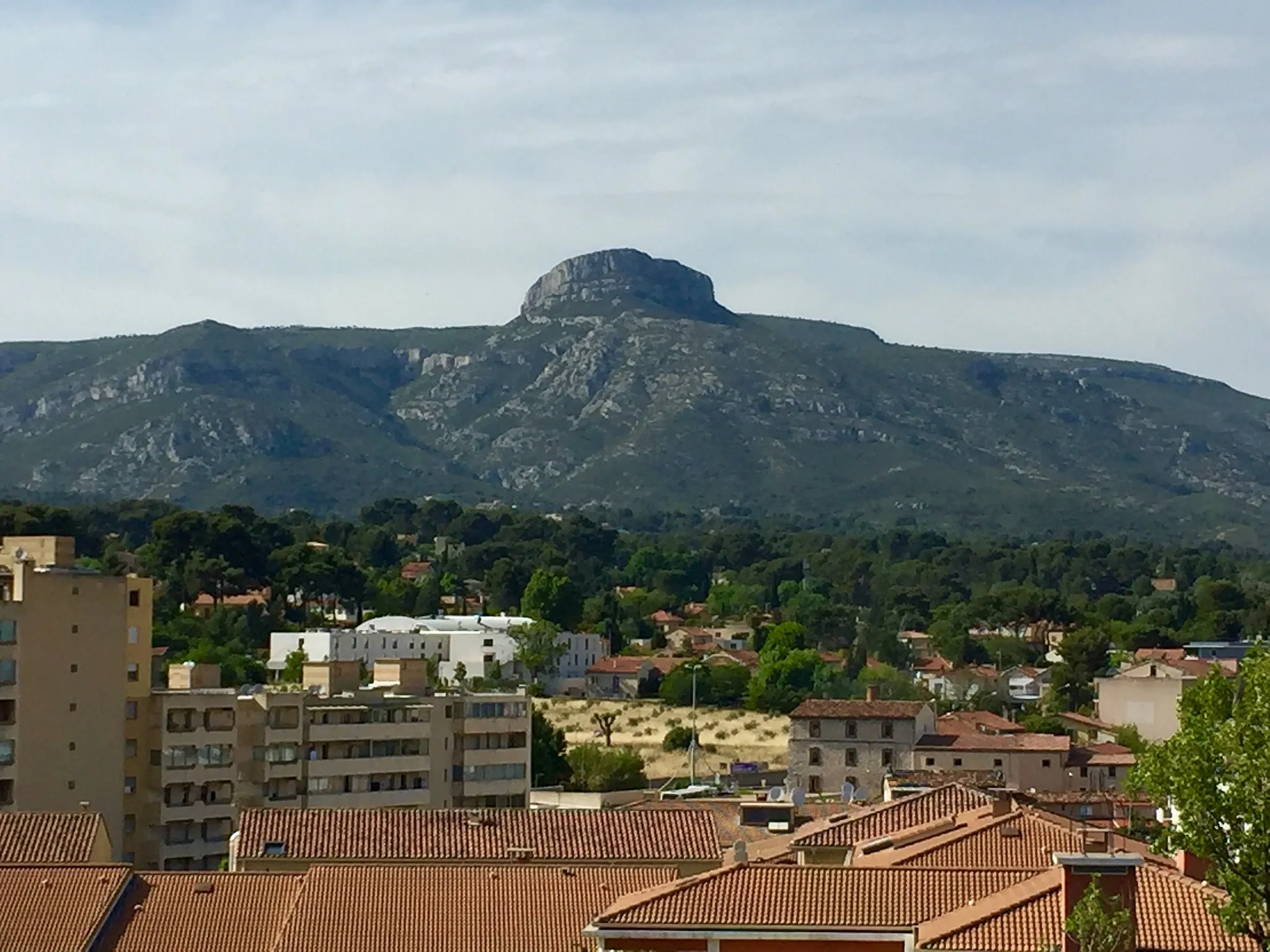 Photo showing: The Garlaban seen from Aubagne city center