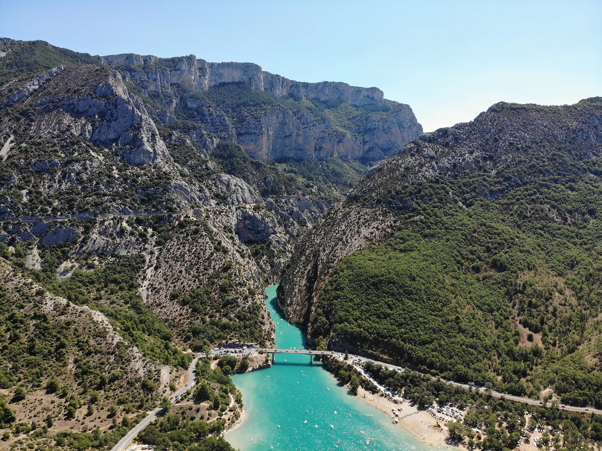 Photo showing: Aerial photograph of the outlet of the Verdon gorge, France, with the Galetas bridge at the center.