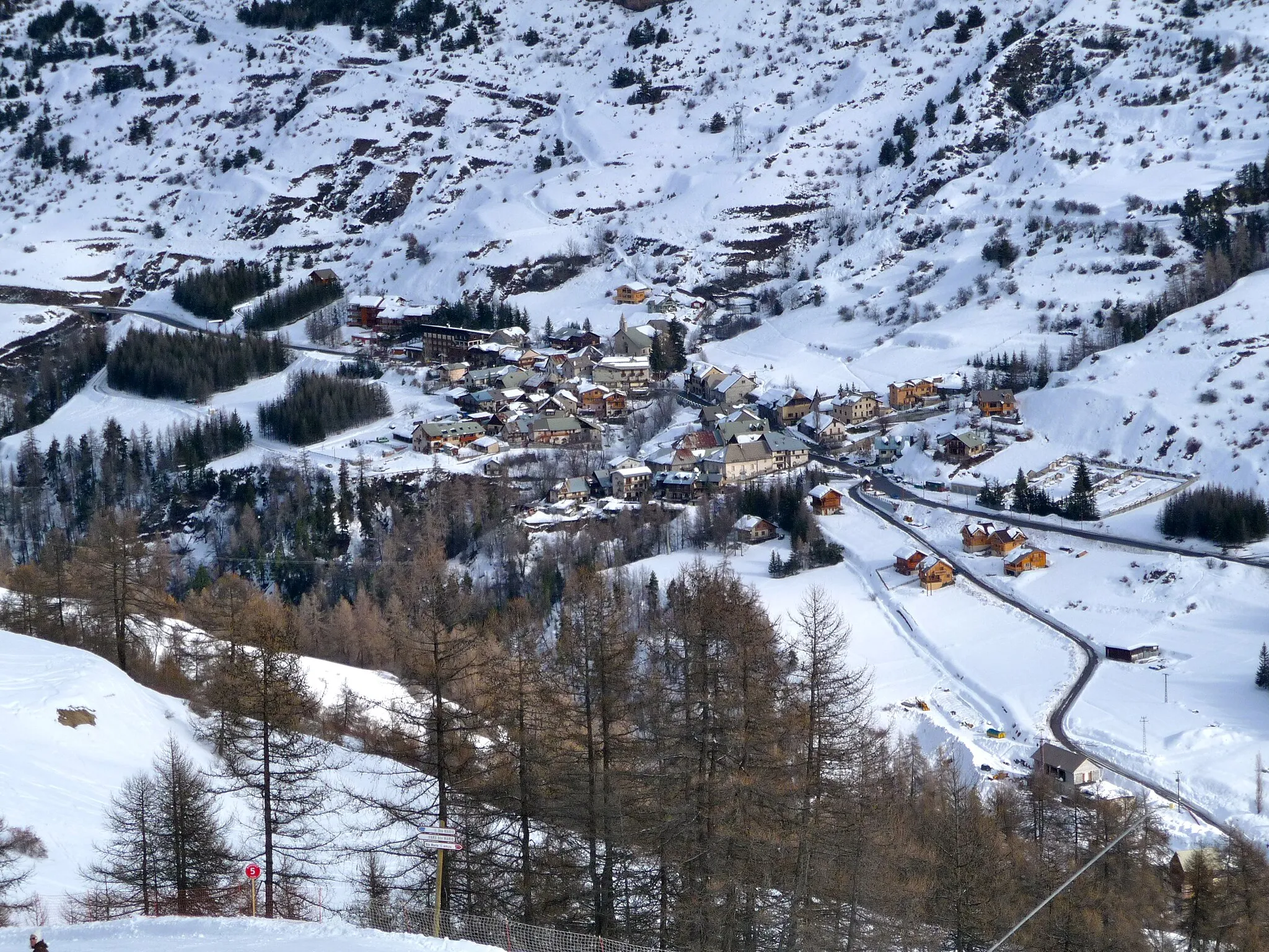 Photo showing: Le village de Vars-Saint-Marcelin depuis le domaine skiable de la Forêt Blanche