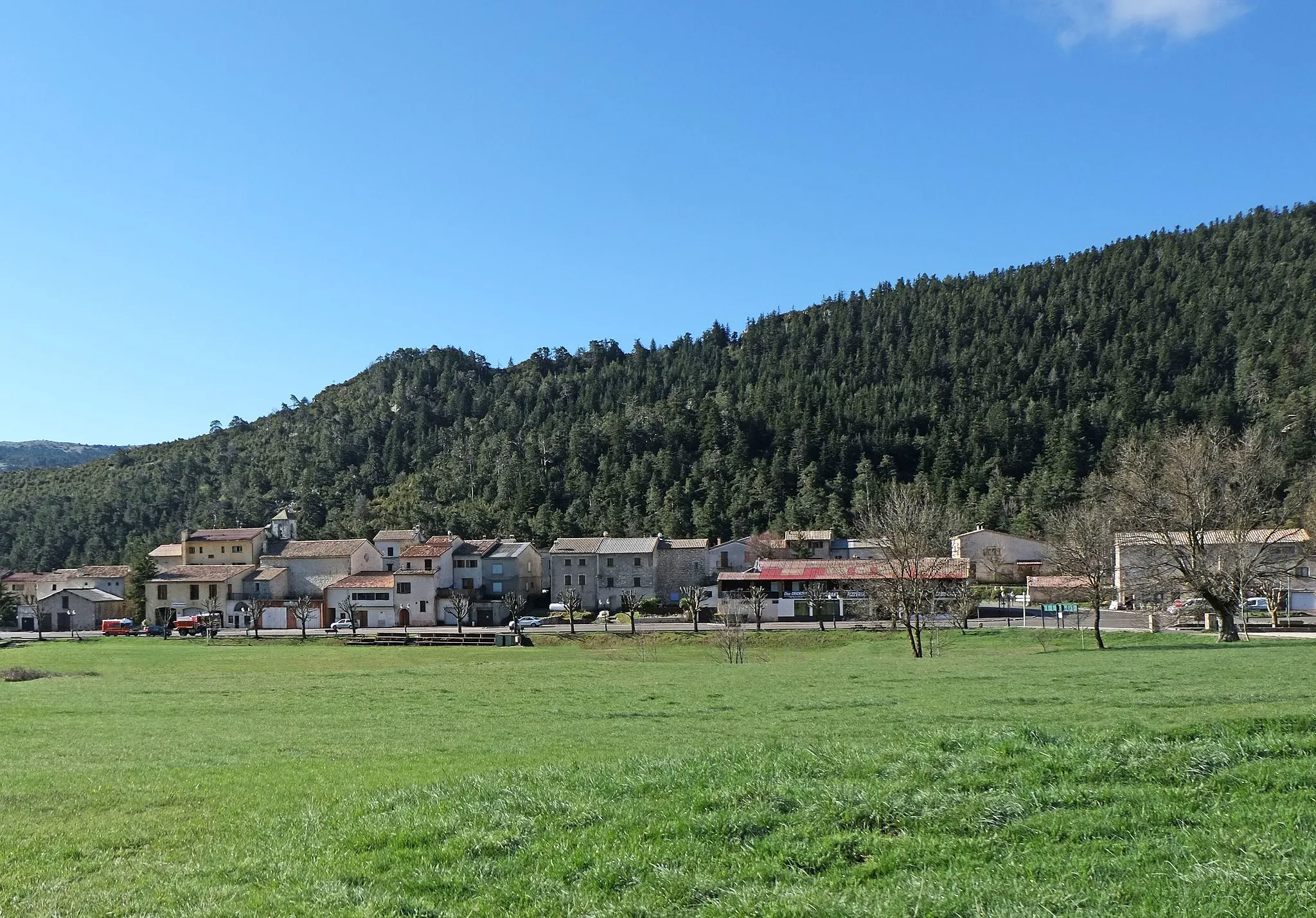 Photo showing: Vue sur le village d'Andon depuis la colonie de vacances