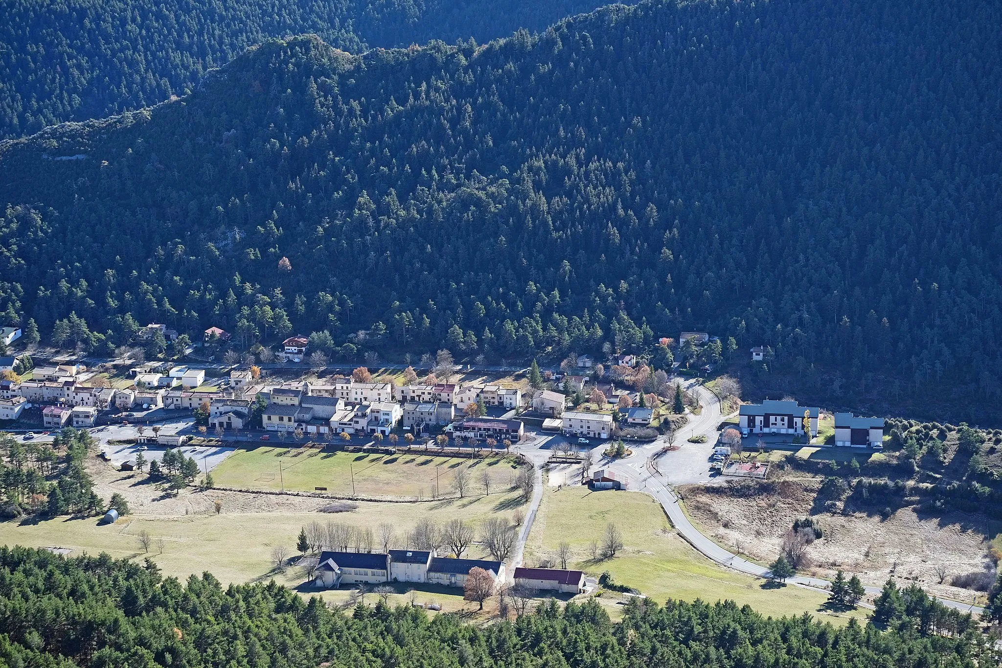 Photo showing: Vue du village d’Andon depuis la piste des Crêtes en novembre 2021.