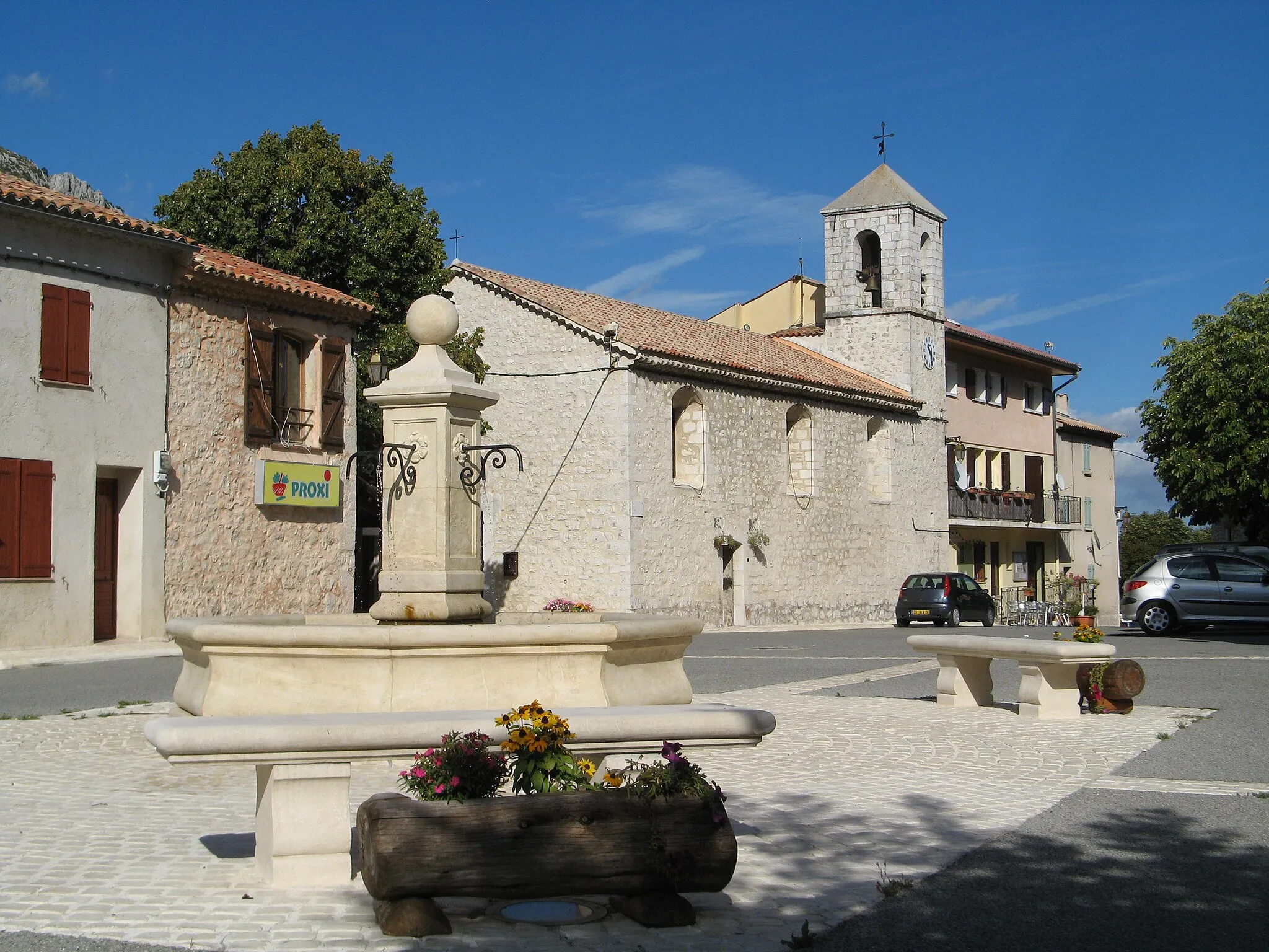 Photo showing: Andon (Alpes-Maritimes), la place Victorin Bonhomme et l'église Sainte-Claire.