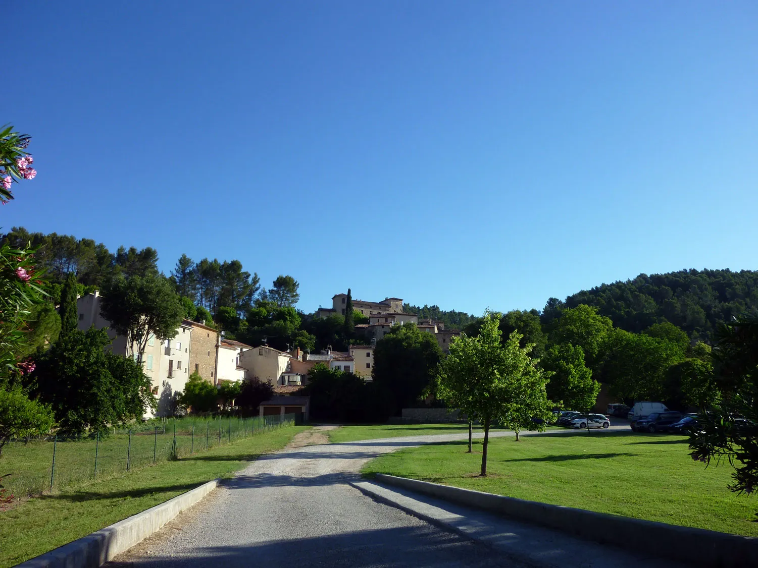 Photo showing: Le village vu du parking de l’église