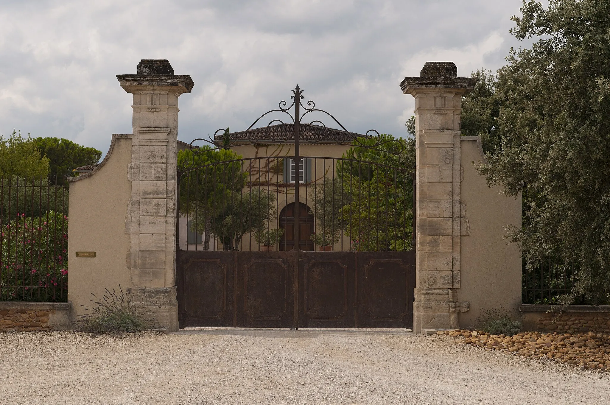 Photo showing: Entrée du Château de Beaucastel à Courthézon