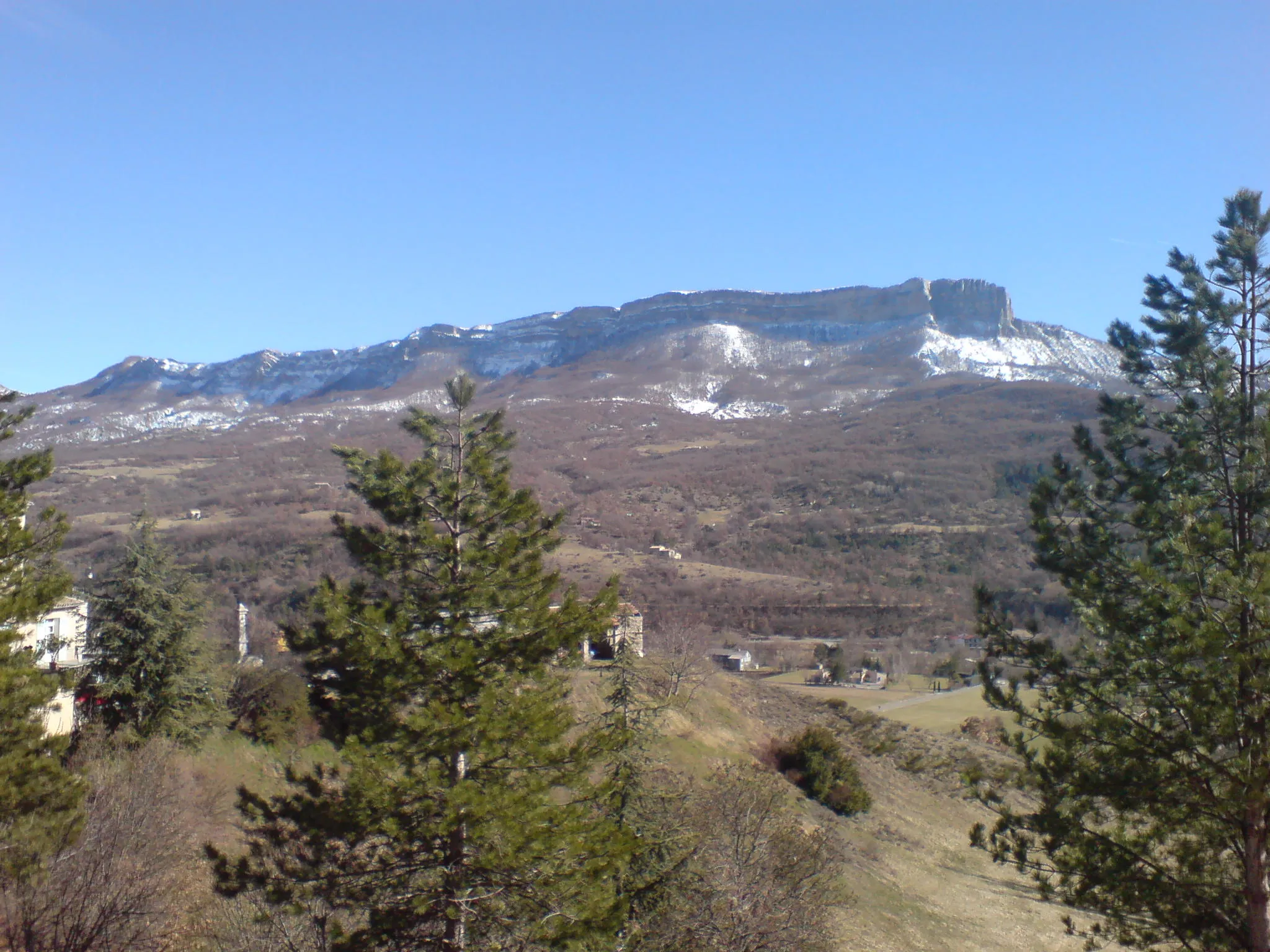 Photo showing: Rochers Notre-Dame, vus de Castellet-Saint-Cassien (situés sur la commune d'Amirat)