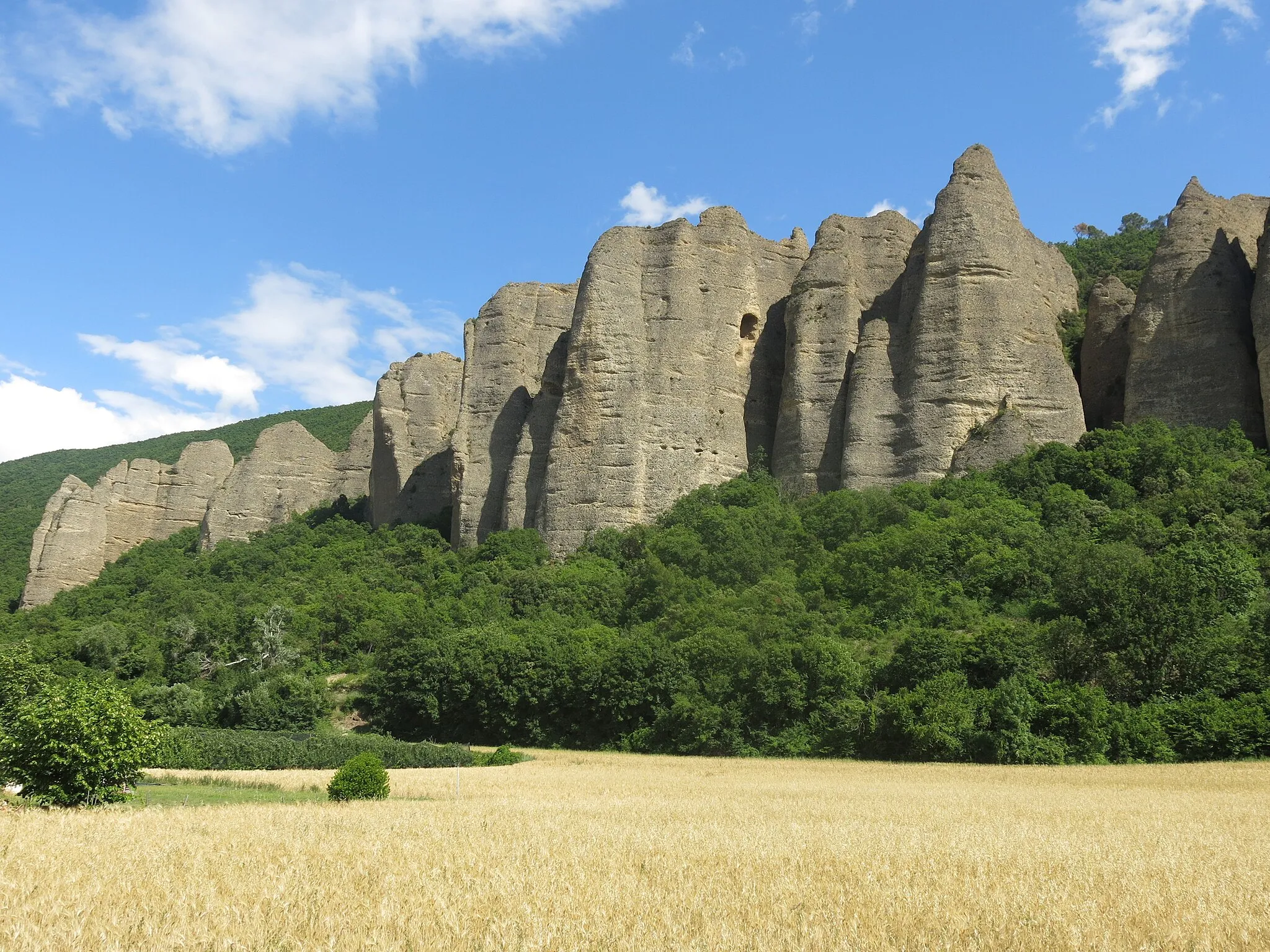 Photo showing: Conglomerate (Poudingue de Valensole) of Les pénitents des Mées in France.