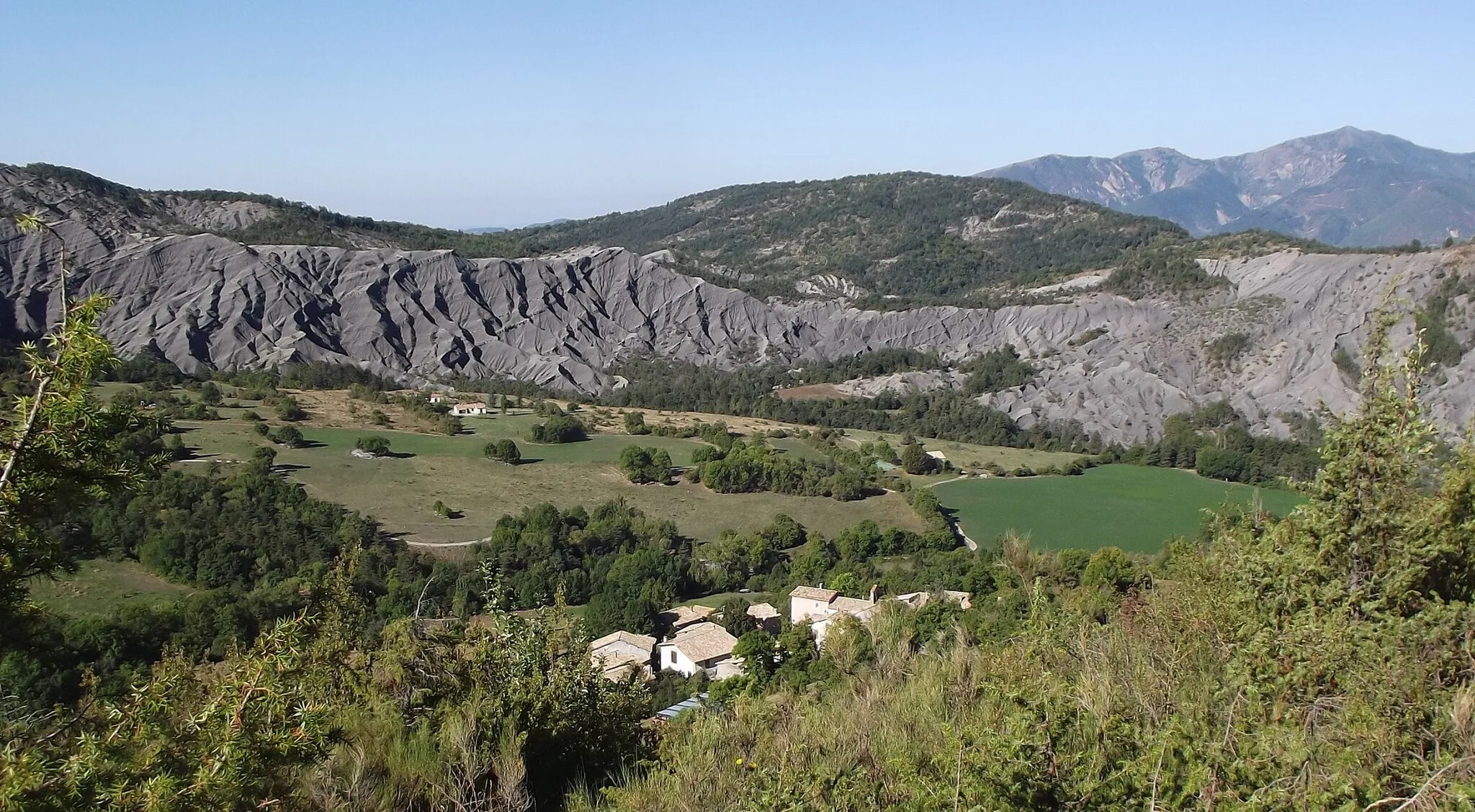 Photo showing: Le village d'Archail, un versant de badlands (terres noires)