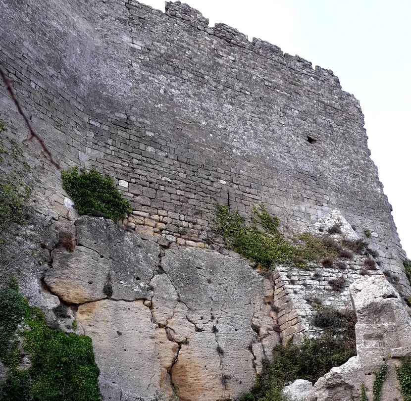 Photo showing: Muraille du château en ruine du Vieux-Vernègues