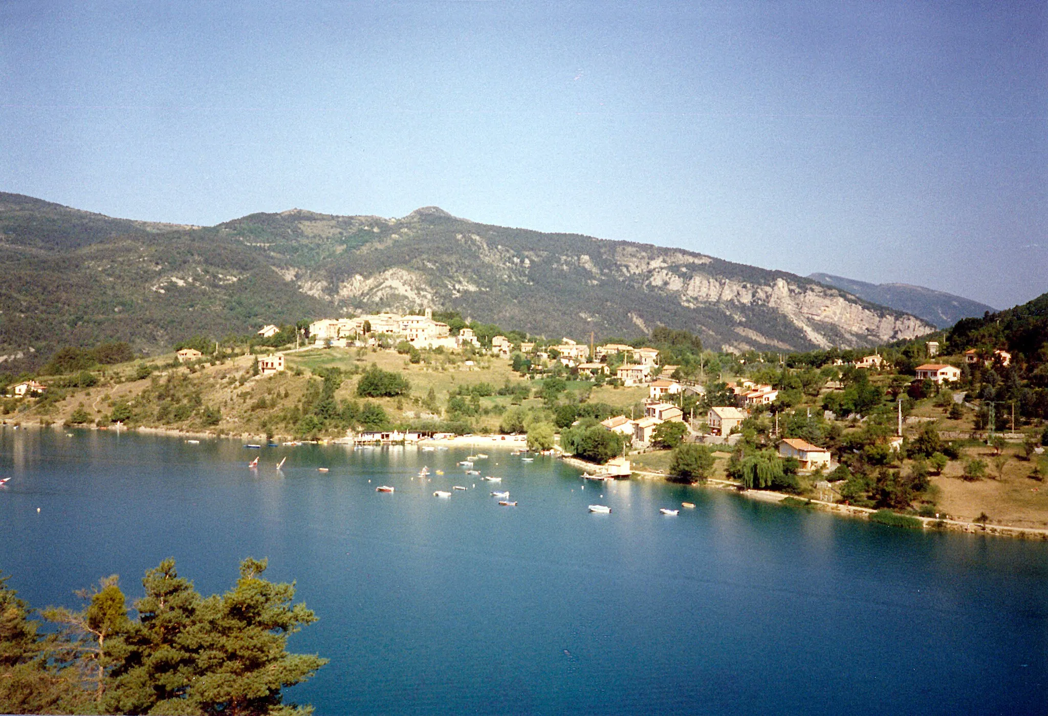 Photo showing: Saint-Julien-du-Verdon et le lac de Castillon (Alpes-de-Haute-Provence - France).