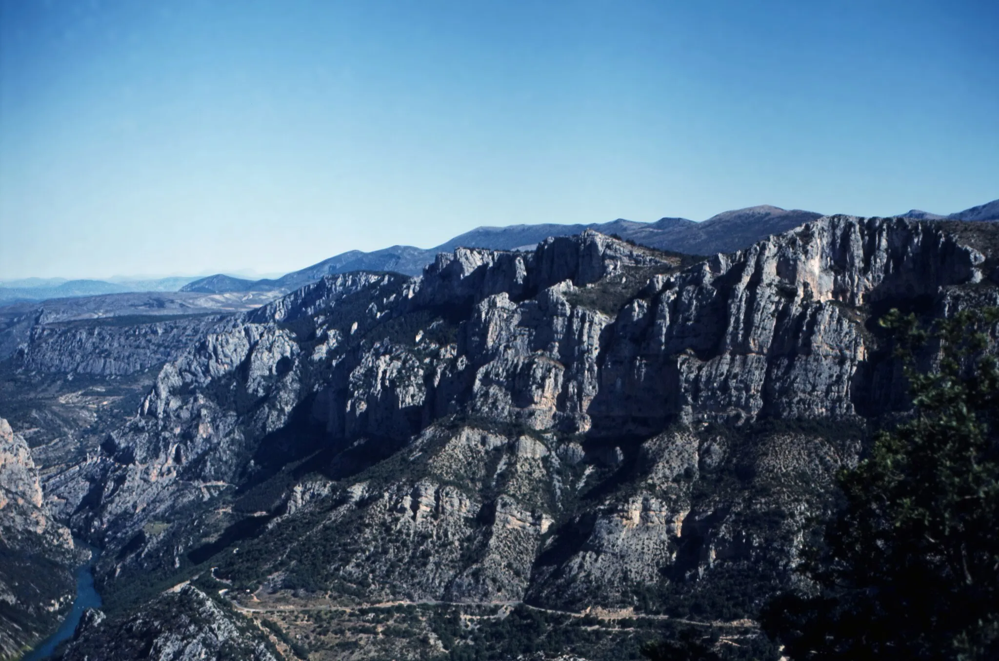 Photo showing: Blick von dem Col d'Illoire (Pass von Illoire) auf die Verdonschlucht in nördlicher Richtung (Departement Alpes-de-Haute-Provence/Provence-Alpes-Côte d’Azur).