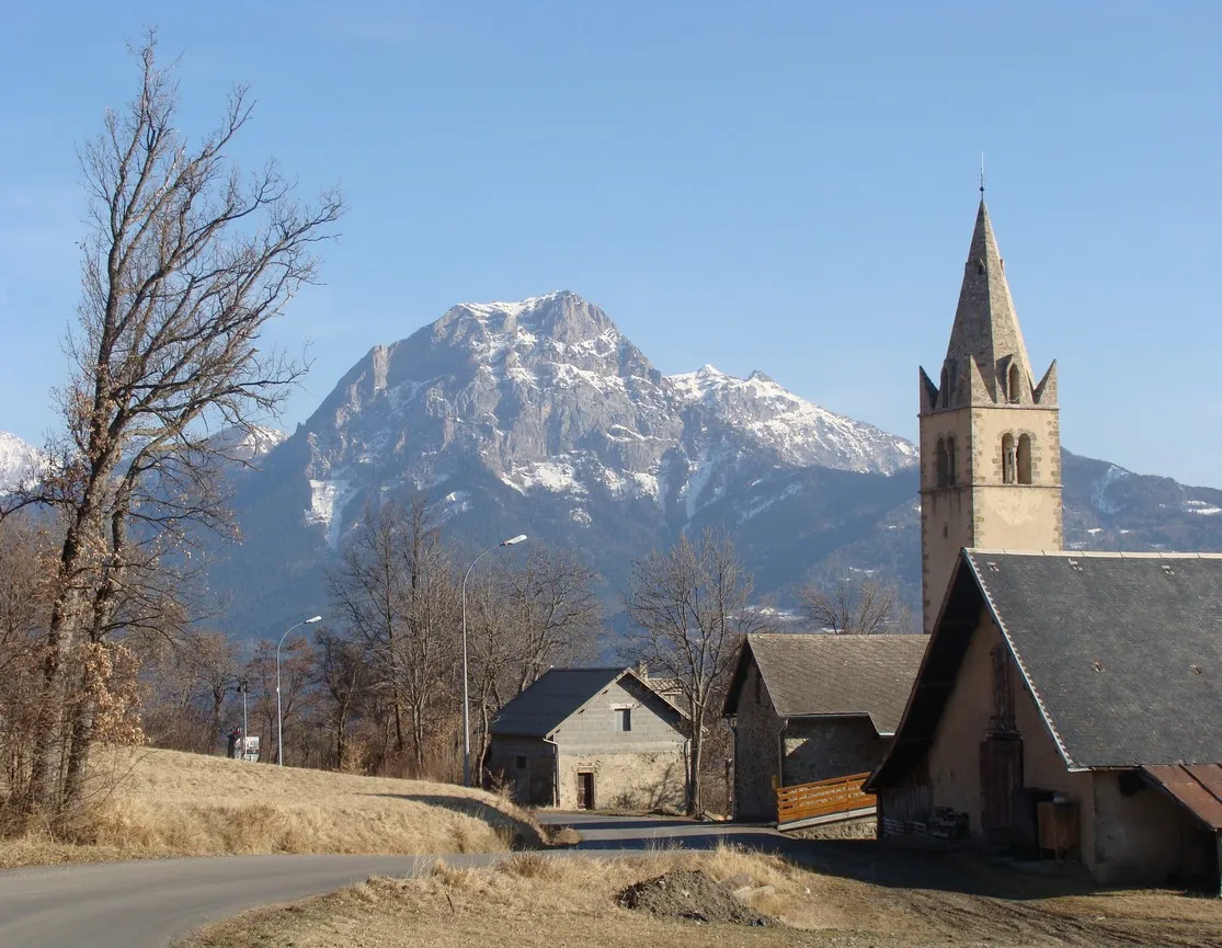 Photo showing: Prunières (Hautes-Alpes) : le quartier de l'église vu du nord-est. Au fond, le Grand-Morgon.