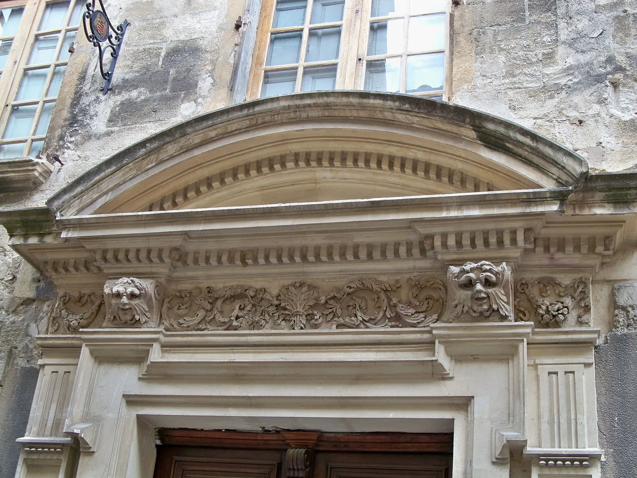 Photo showing: détail porte de l'Hotel Montaigu (Avignon)