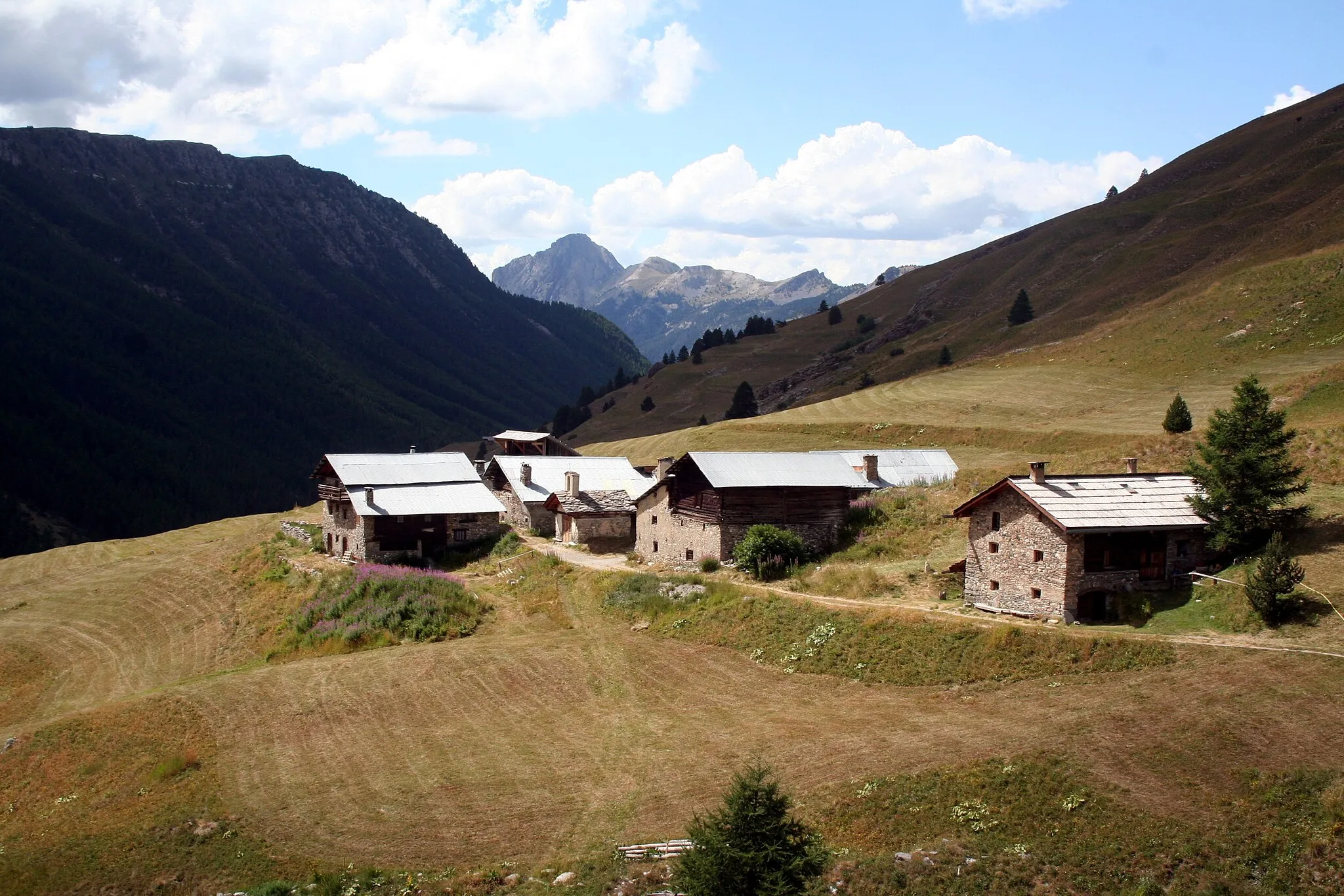 Photo showing: Les bergeries du Bois noir à Ceillac.