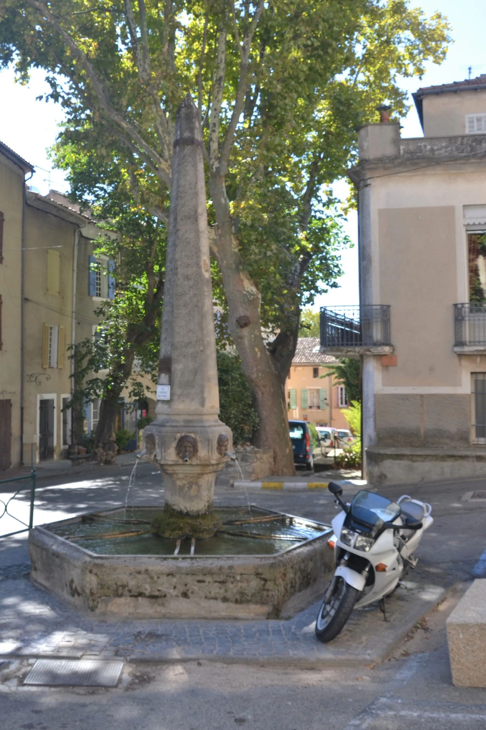 Photo showing: Fontaine de Cucuron