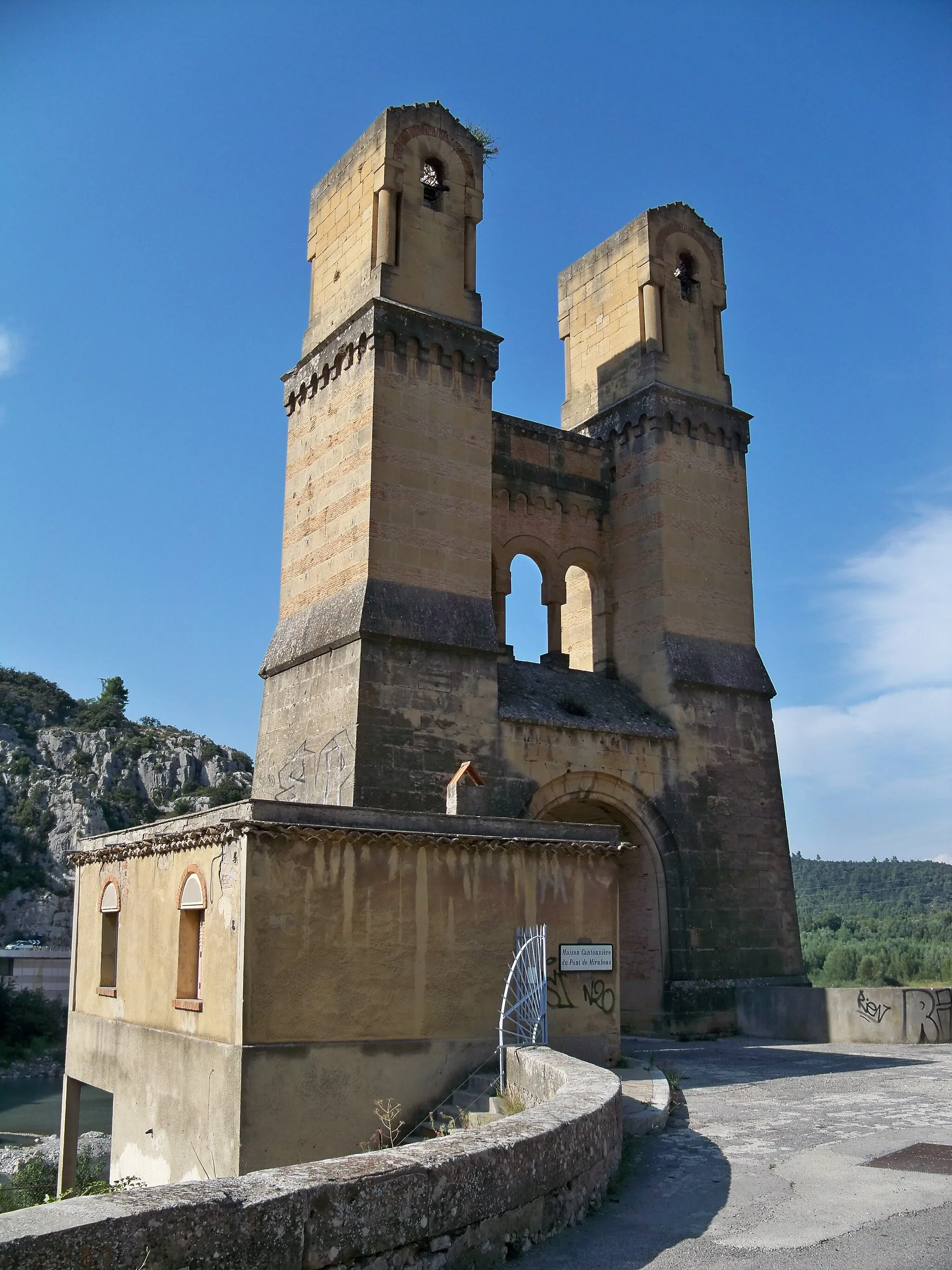 Photo showing: Ancienne pile du Pont de Mirabeau sur la Durance