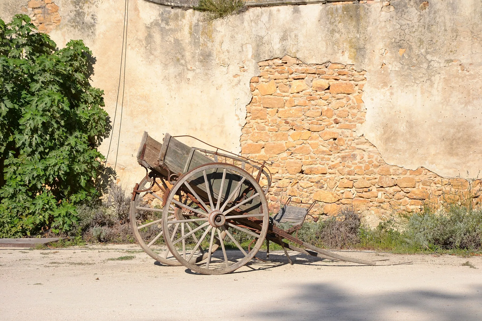 Photo showing: This building is indexed in the base Mérimée, a database of architectural heritage maintained by the French Ministry of Culture, under the reference PA84000039 .