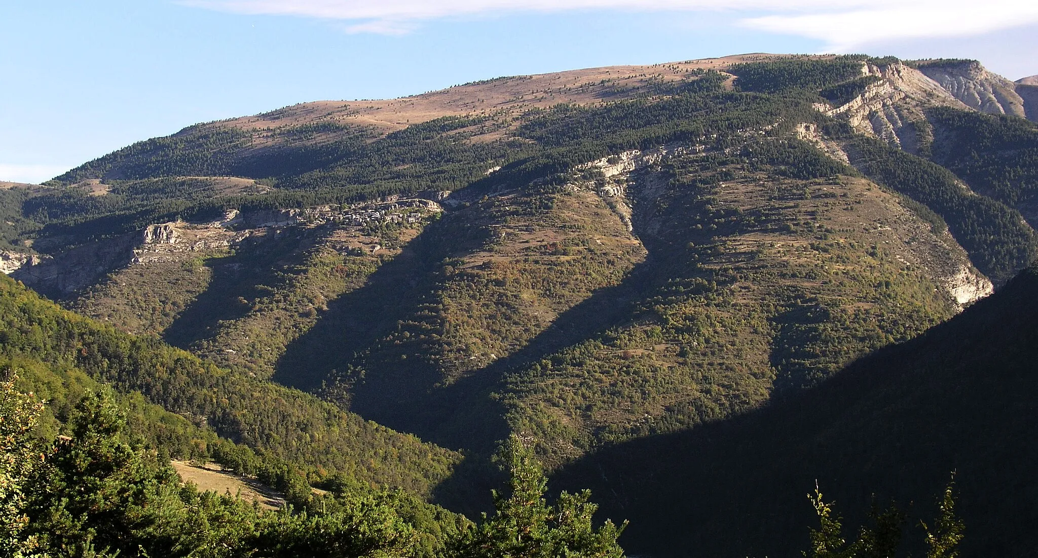 Photo showing: Le village de Peyresq accroché à la montagne, Thorame-Haute, Alpes-de-Haute-Provence, France.